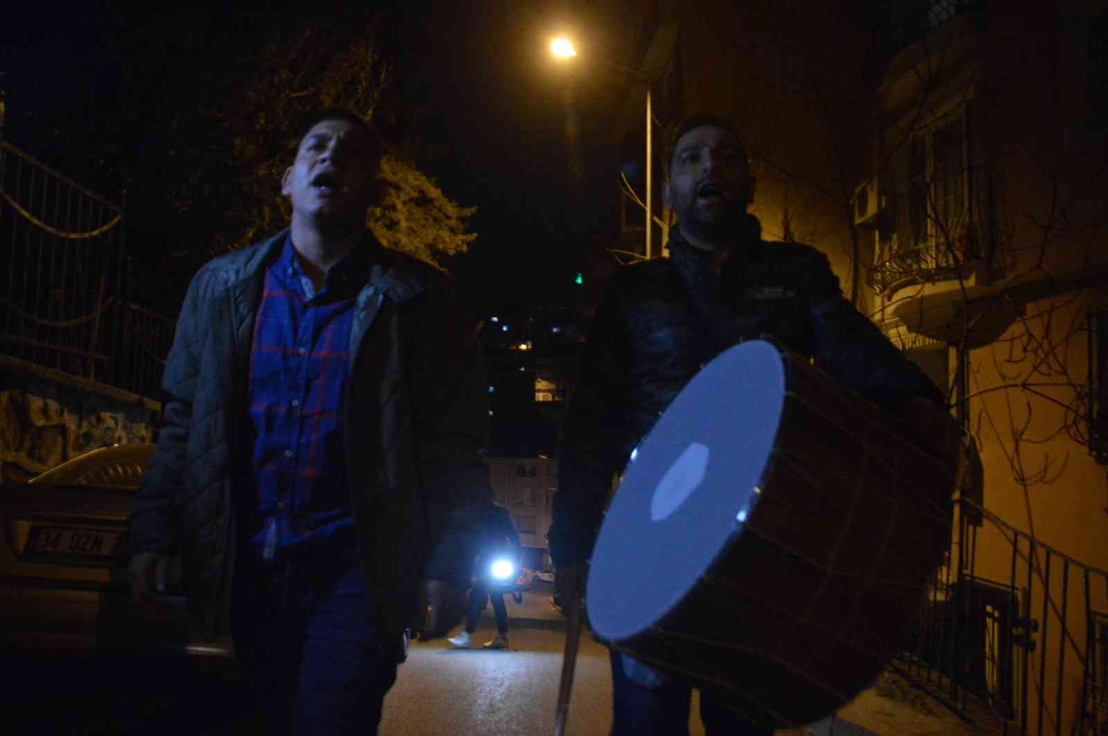 İstanbullular ilk sahura manilerle uyandı İstanbul’da Ramazan ayının ilk gecesinde sahur vakti için mani ve ilahiler eşliğinde davullar çalındı. Taksim İlahicisi olarak bilinen Rıdvan ...