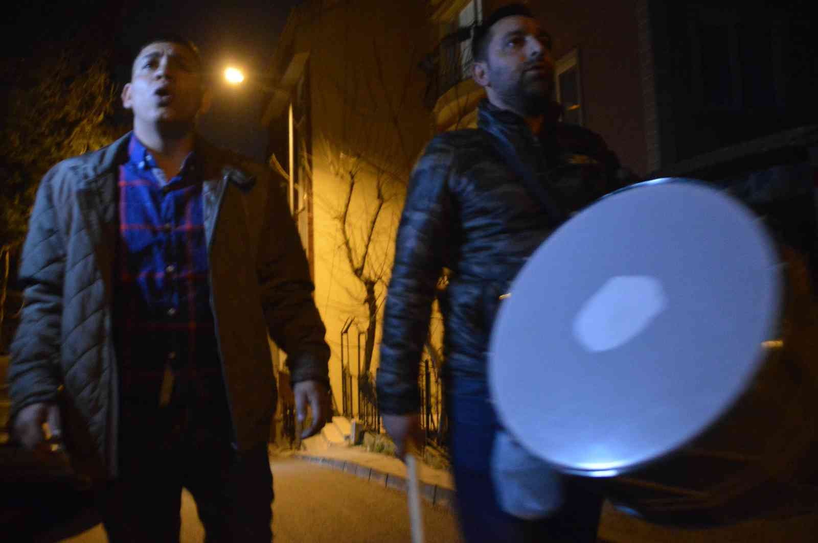 İstanbullular ilk sahura manilerle uyandı İstanbul’da Ramazan ayının ilk gecesinde sahur vakti için mani ve ilahiler eşliğinde davullar çalındı. Taksim İlahicisi olarak bilinen Rıdvan ...