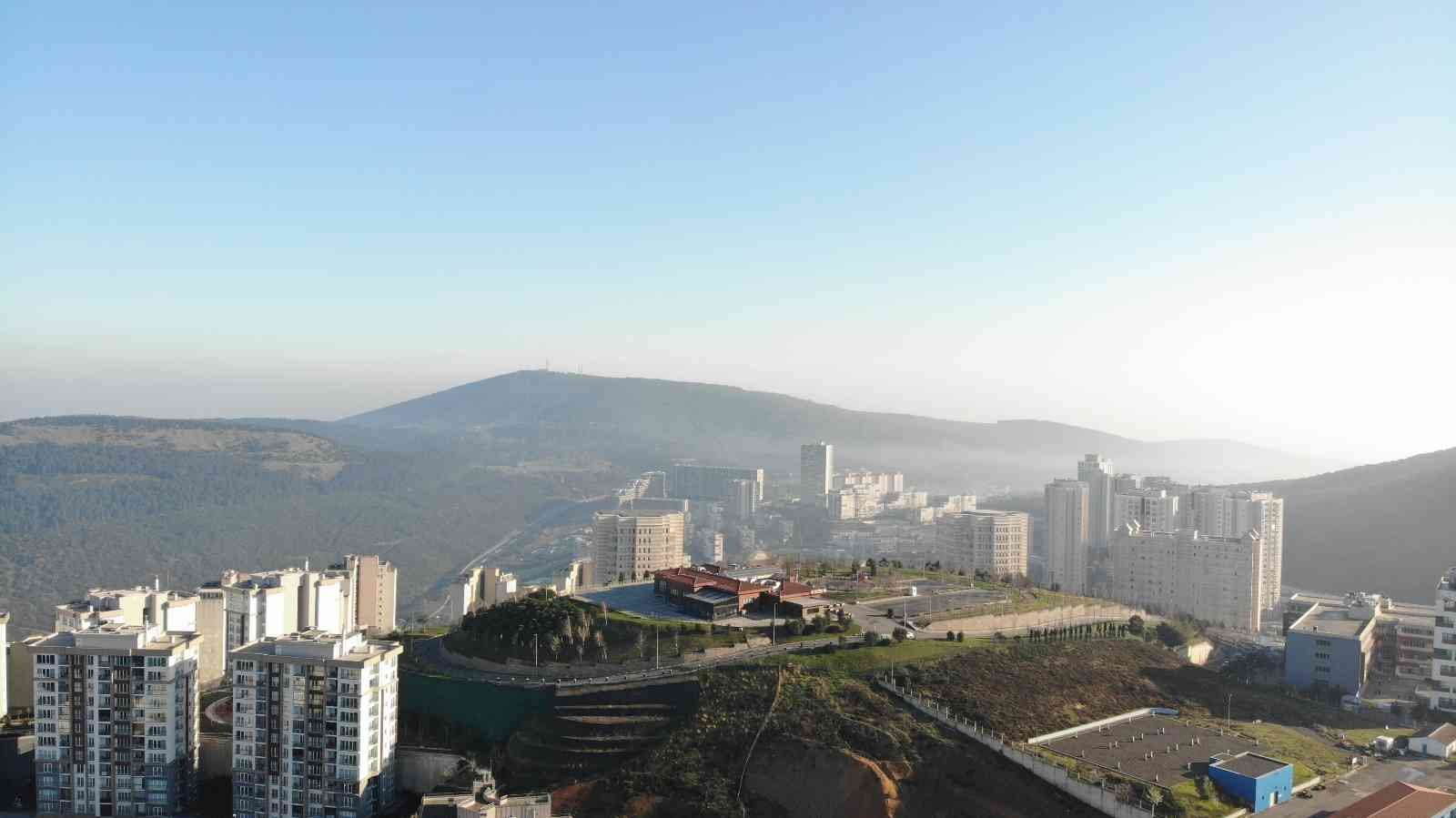 İstanbullular sabaha sisle uyandı İstanbul’da gece saatlerinden itibaren etkili olan sis sabah saatlerinde etkisini sürdürdü. Vatandaşlar sabaha güne sis ile uyandı. Anadolu ...