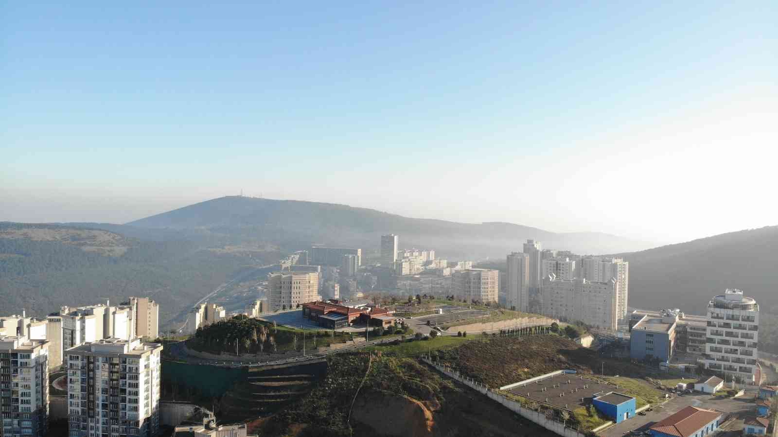 İstanbullular sabaha sisle uyandı İstanbul’da gece saatlerinden itibaren etkili olan sis sabah saatlerinde etkisini sürdürdü. Vatandaşlar sabaha güne sis ile uyandı. Anadolu ...