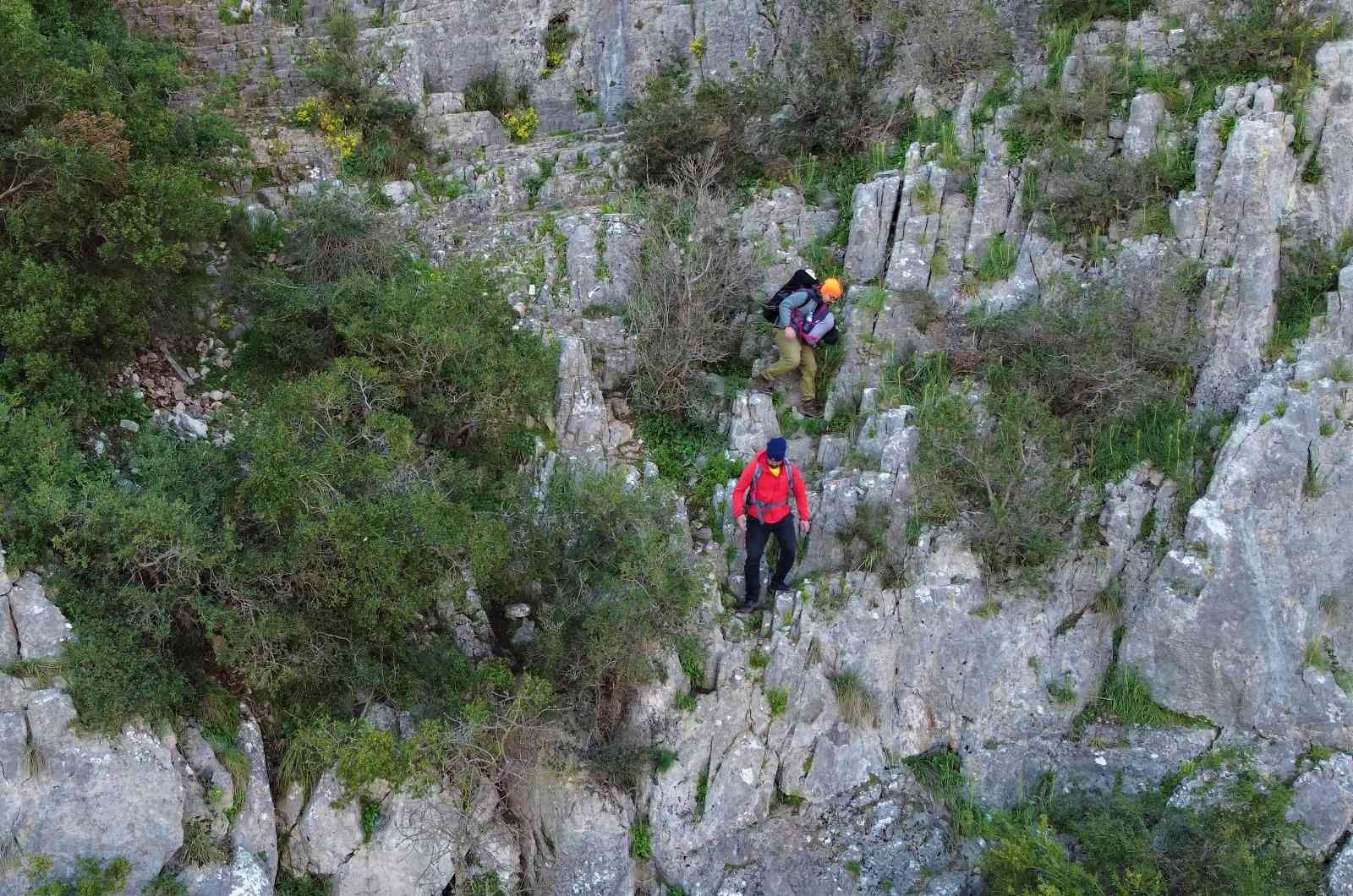 Kocaeli’nin Gebze ilçesinde bulunan ve doğal güzelliğiyle mest eden Ballıkayalar Tabiat Parkı, kaya tırmanışı yapmak isteyen adrenalin ...