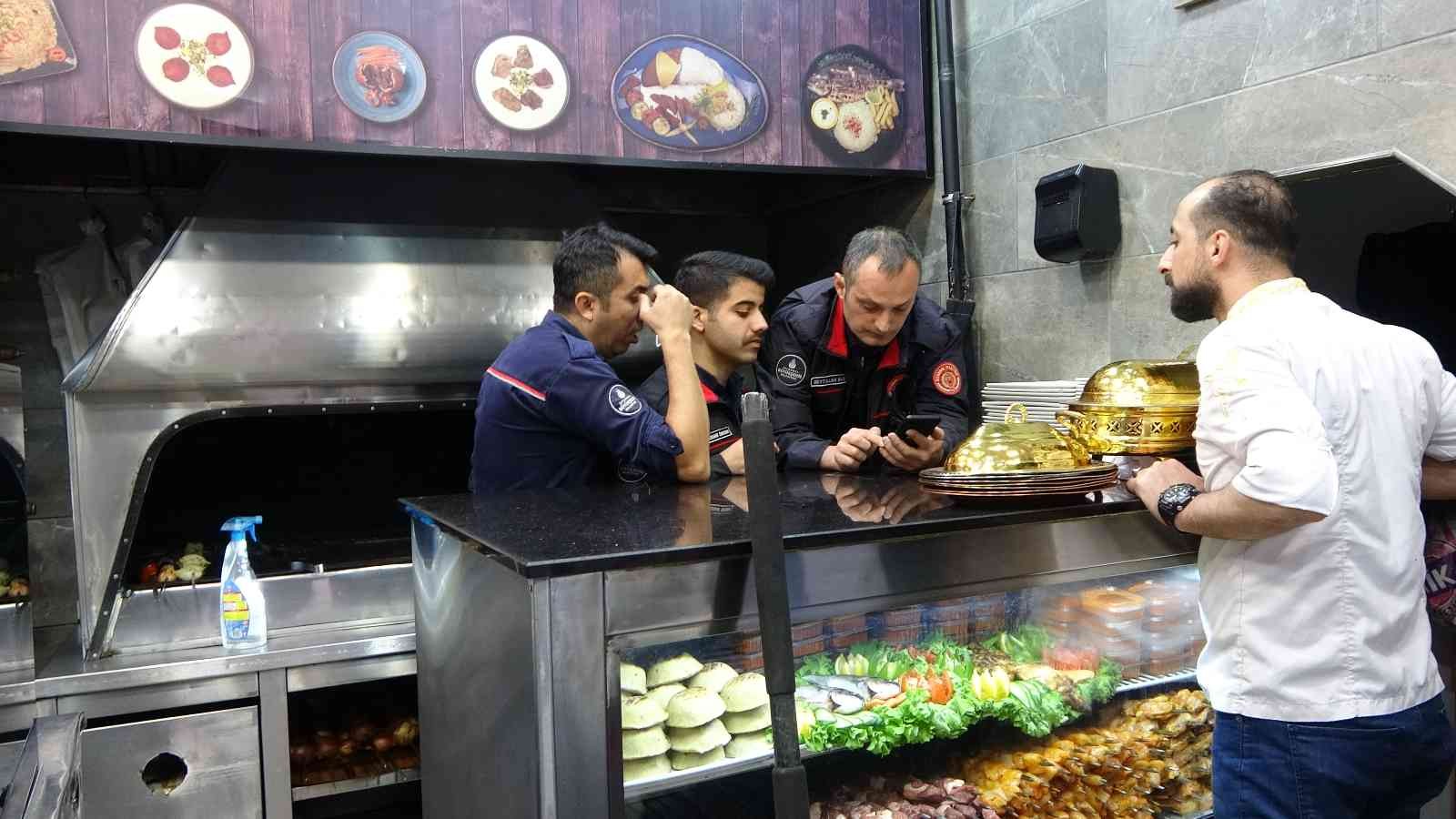 İstiklal Caddesi’nde bir restoranın bacasına kedi girdi İstiklal Caddesi’nde bulunan bir restoranın bacasına kedi girdi. İtfaiye erleri tarafından uzun uğraşlar sonucu bacadan çıkartılan kedi tedavi ...