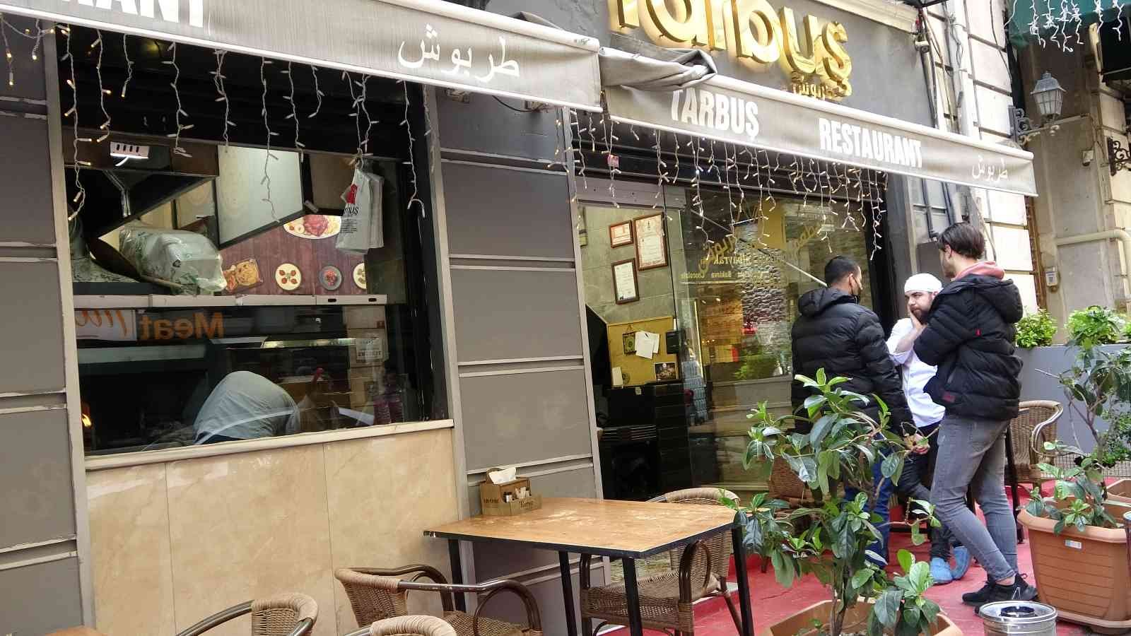 İstiklal Caddesi’nde bir restoranın bacasına kedi girdi İstiklal Caddesi’nde bulunan bir restoranın bacasına kedi girdi. İtfaiye erleri tarafından uzun uğraşlar sonucu bacadan çıkartılan kedi tedavi ...