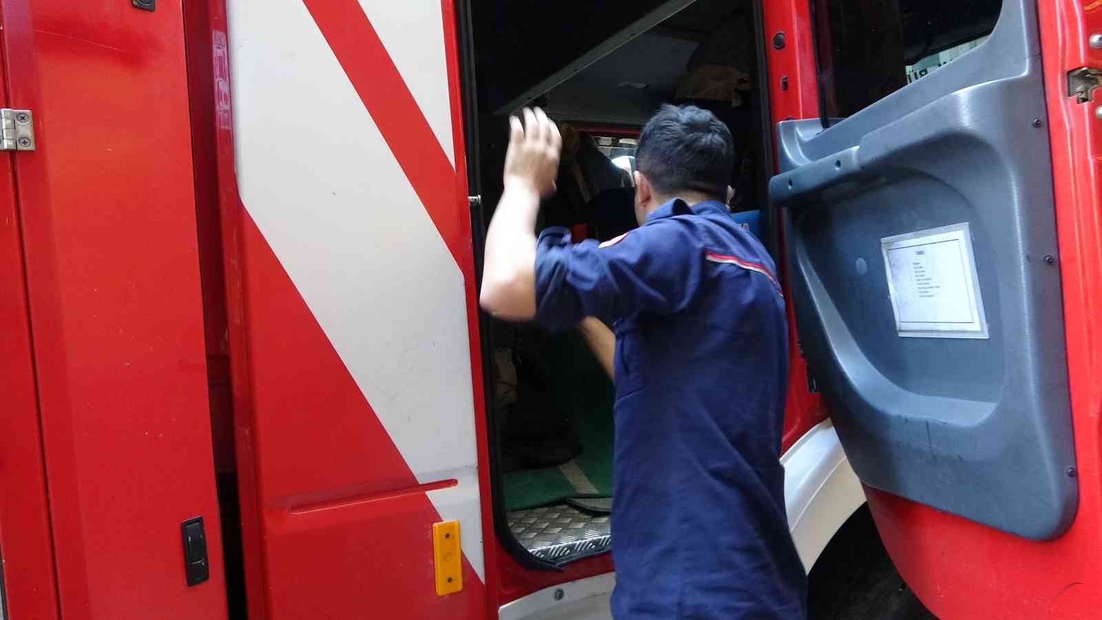 İstiklal Caddesi’nde bir restoranın bacasına kedi girdi İstiklal Caddesi’nde bulunan bir restoranın bacasına kedi girdi. İtfaiye erleri tarafından uzun uğraşlar sonucu bacadan çıkartılan kedi tedavi ...