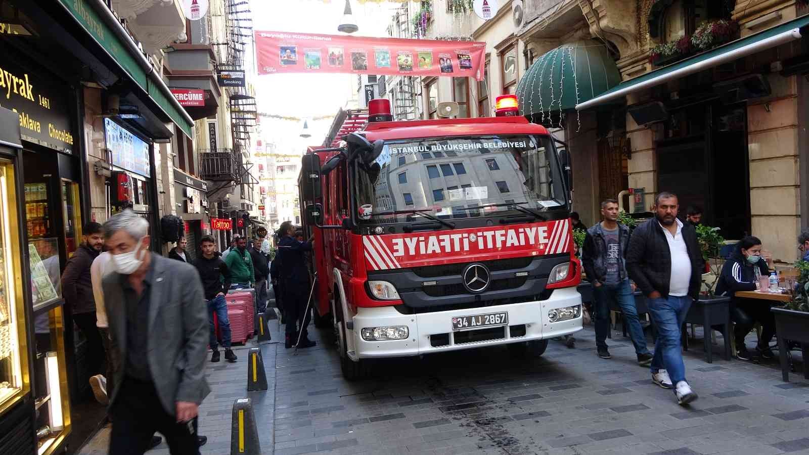 İstiklal Caddesi’nde bir restoranın bacasına kedi girdi İstiklal Caddesi’nde bulunan bir restoranın bacasına kedi girdi. İtfaiye erleri tarafından uzun uğraşlar sonucu bacadan çıkartılan kedi tedavi ...