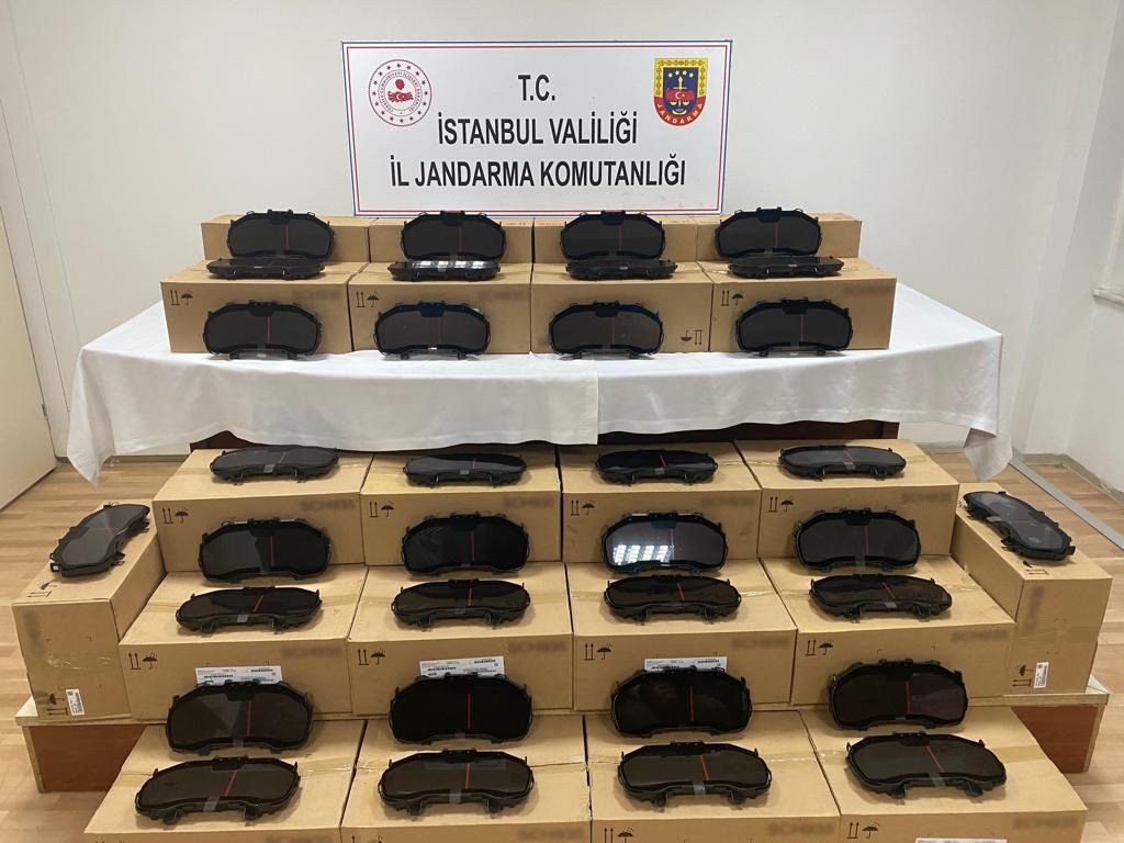 Jandarma’dan "hayalet gösterge" operasyonu İstanbul İl Jandarma Komutanlığı ekiplerince düzenlenen bir operasyonda lüks araçlara ait "hayalet gösterge" diye tabir edilen gösterge panelini ...