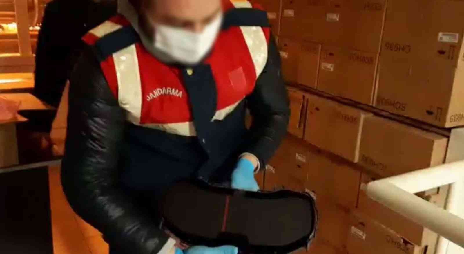 Jandarma’dan "hayalet gösterge" operasyonu İstanbul İl Jandarma Komutanlığı ekiplerince düzenlenen bir operasyonda lüks araçlara ait "hayalet gösterge" diye tabir edilen gösterge panelini ...