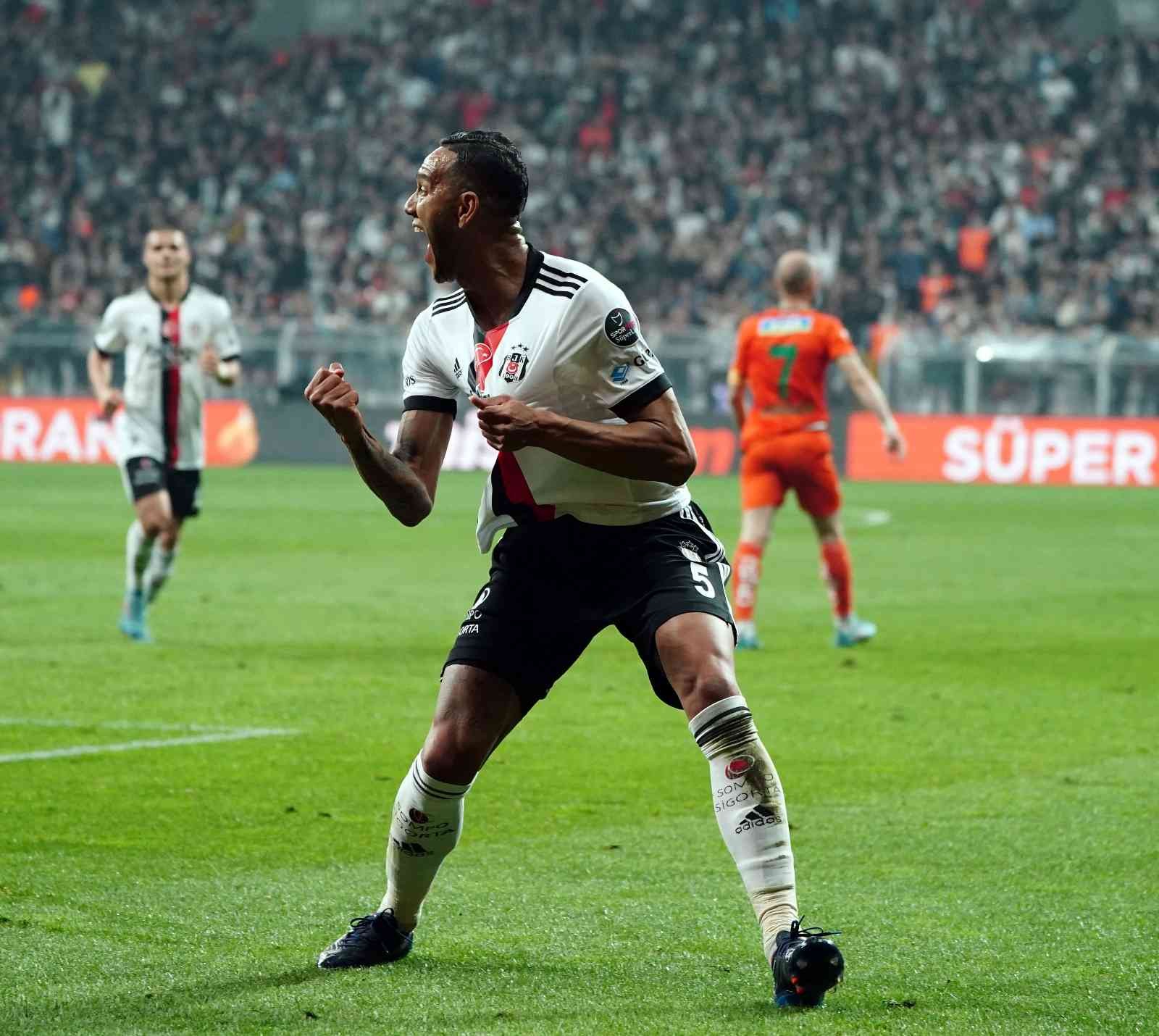 Josef golünü taraftarla kutladı Alanyaspor karşısında 25. dakikada attığı golle takımını 2-1 öne geçiren Josef de Souza, gol sevincini hafta içinde tribünlere davet ettiği ...