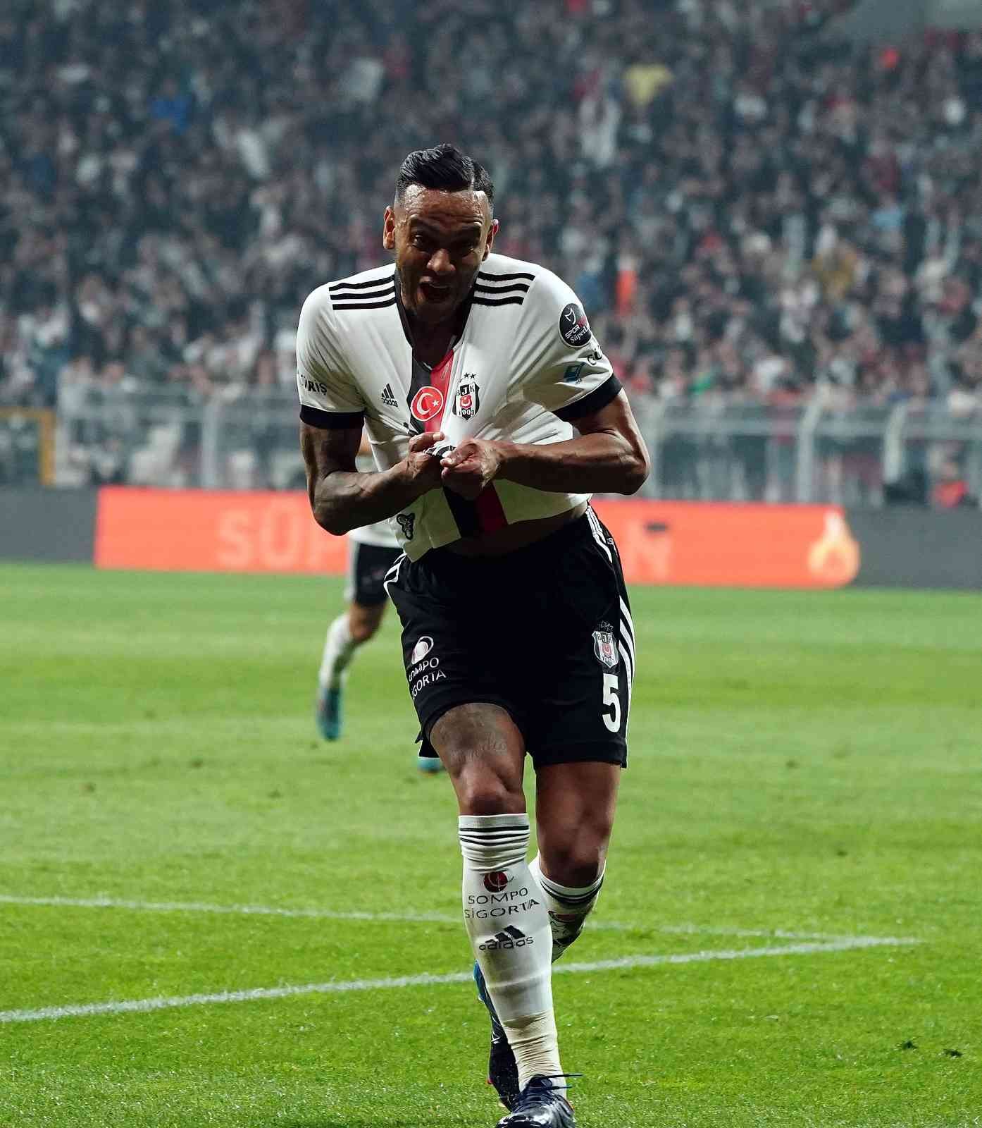 Josef golünü taraftarla kutladı Alanyaspor karşısında 25. dakikada attığı golle takımını 2-1 öne geçiren Josef de Souza, gol sevincini hafta içinde tribünlere davet ettiği ...