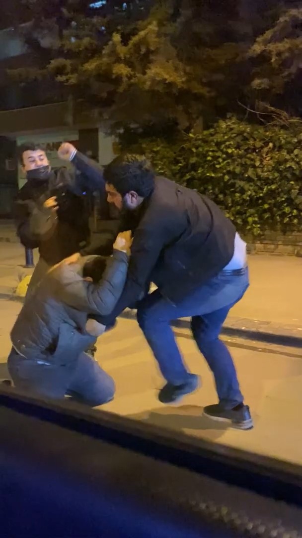 Kadıköy’de cadde ortasında uçan tekmeli kavga kamerada Kadıköy’de iki grup arasında tekmeli yumruklu kavga çıktı. Tarafların yol ortasında uçan tekmelerle birbirine saldırdığı anlar cep telefonu ...