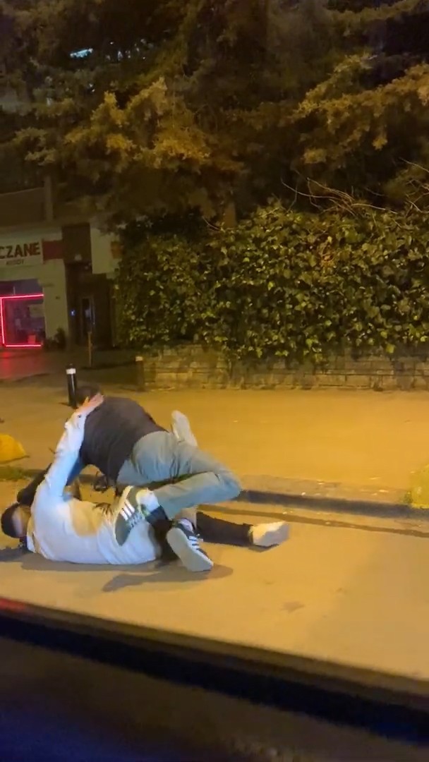 Kadıköy’de cadde ortasında uçan tekmeli kavga kamerada Kadıköy’de iki grup arasında tekmeli yumruklu kavga çıktı. Tarafların yol ortasında uçan tekmelerle birbirine saldırdığı anlar cep telefonu ...