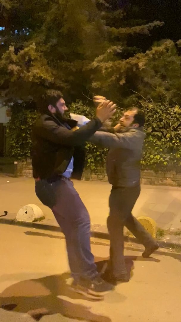 Kadıköy’de cadde ortasında uçan tekmeli kavga kamerada Kadıköy’de iki grup arasında tekmeli yumruklu kavga çıktı. Tarafların yol ortasında uçan tekmelerle birbirine saldırdığı anlar cep telefonu ...