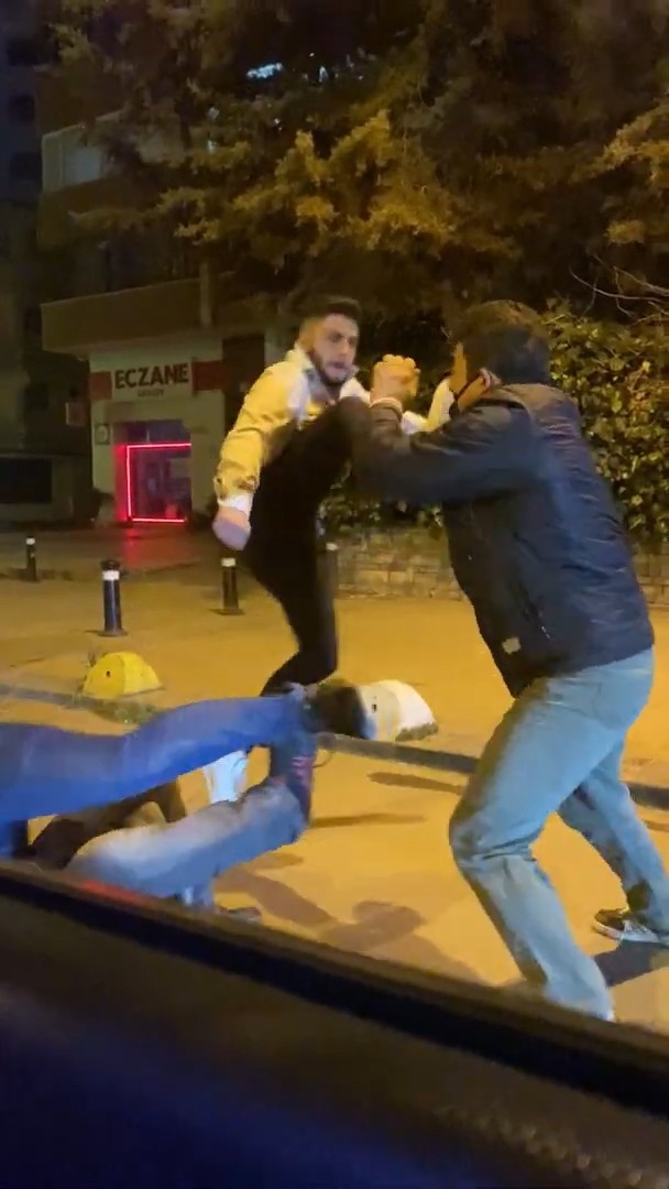 kadikoyde-cadde-ortasinda-ucan-tekmeli-kavga-kamerada-cpudPLYg.jpg