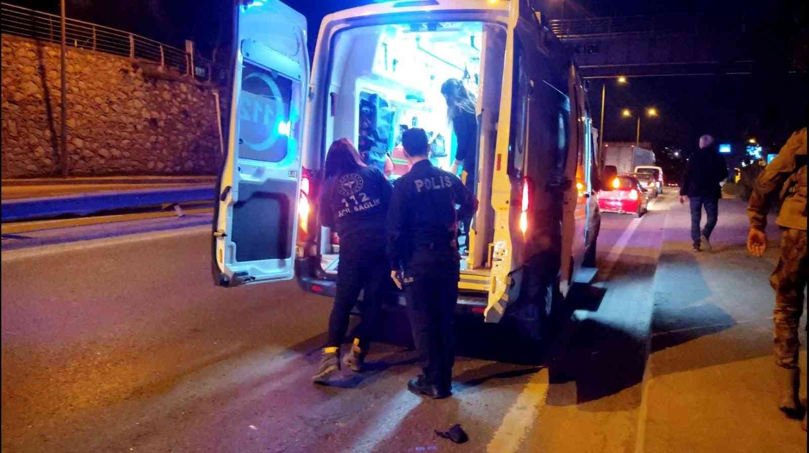 Kaldırıma çarpıp yola savrulan motosiklet sürücüsü yaralandı Kocaeli’nin Gölcük ilçesinde motosiklet sürücüsü, yol kenarındaki kaldırıma çarparak yaralandı. Kaza, Kocaeli’nin Gölcük ilçesine bağlı ...