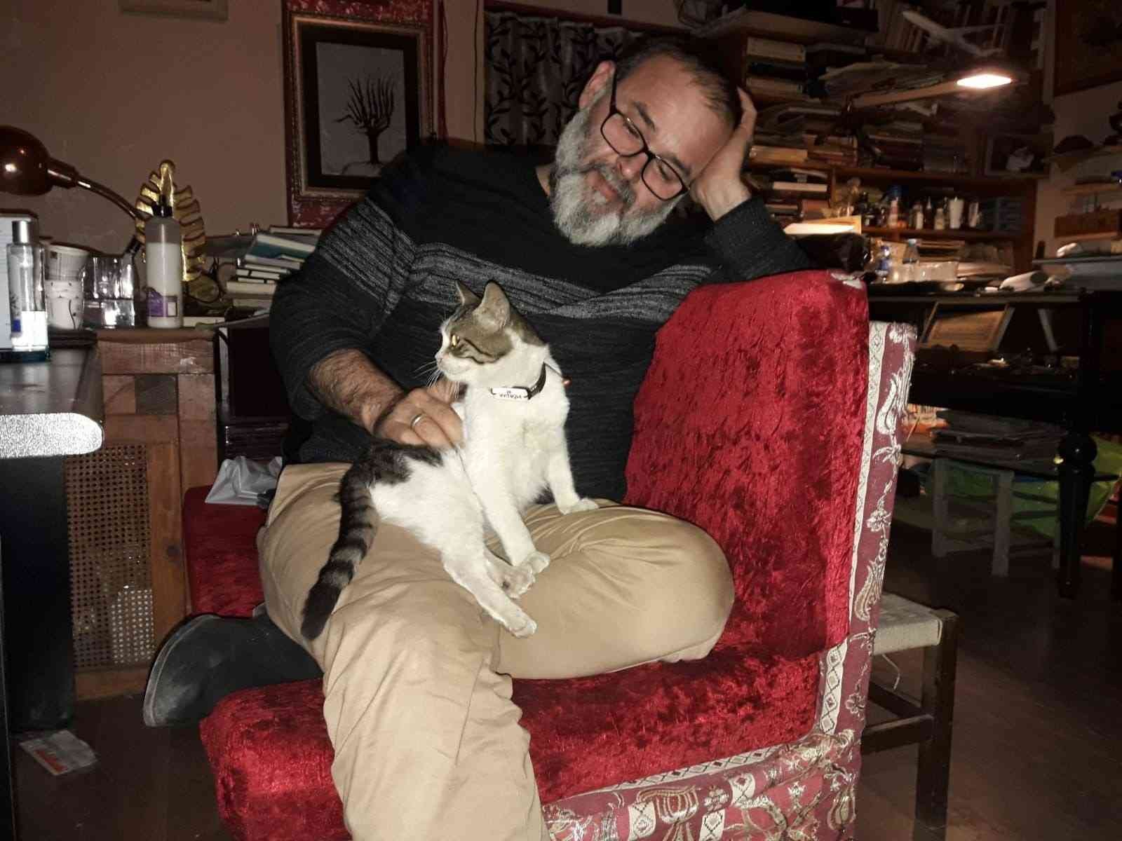 Kaligrafi ve Hat Ustası Mukadder Mustafa Erol’a veda Kalp krizi sonucu hayata gözlerini yuman ünlü Kaligrafi ve Hat Ustası Mukadder Mustafa Erol, İstanbul’da son yolculuğuna uğurlandı. Kaligrafi ve ...