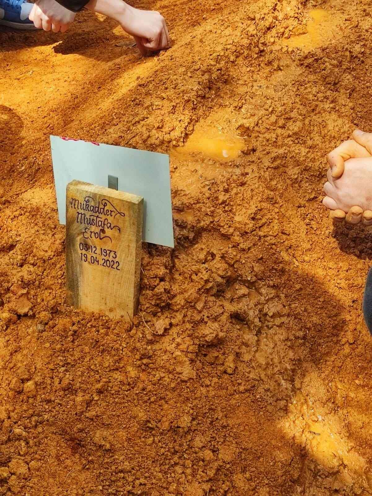 Kaligrafi ve Hat Ustası Mukadder Mustafa Erol’a veda Kalp krizi sonucu hayata gözlerini yuman ünlü Kaligrafi ve Hat Ustası Mukadder Mustafa Erol, İstanbul’da son yolculuğuna uğurlandı. Kaligrafi ve ...