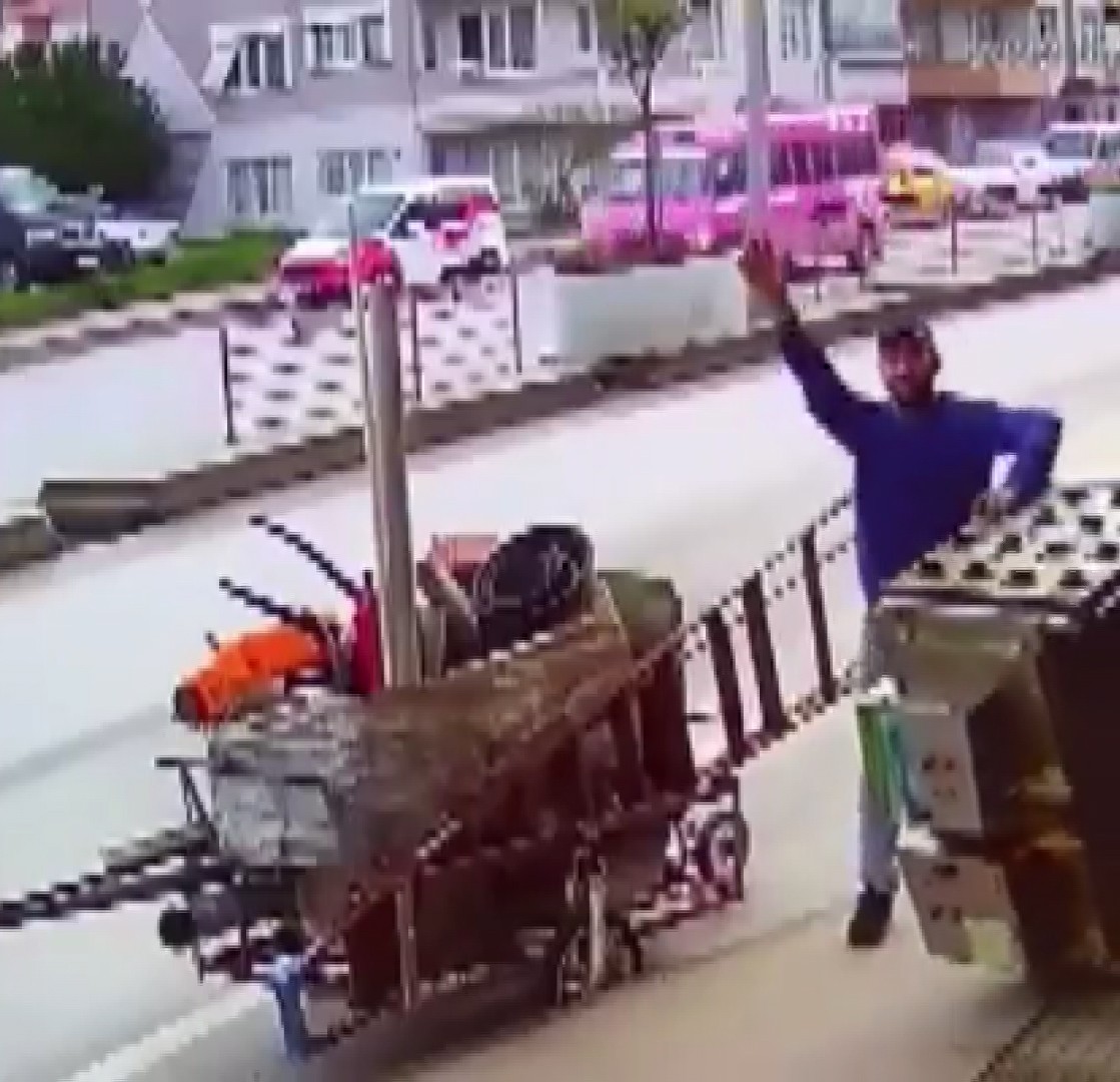 Kameraya el sallayan pişkin hırsızın sonu hapis oldu Yalova’da bir kokoreççi dükkanının elektronik hava temizleme filtresini çaldıktan sonra, güvenlik kamerasına el sallayan hırsızlık zanlısı ...