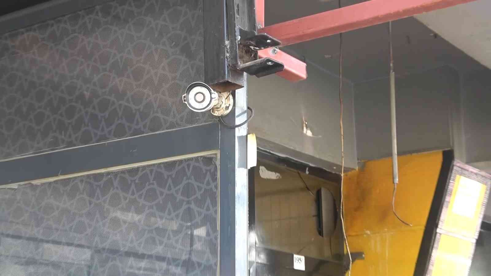 Kameraya el sallayan pişkin hırsızın sonu hapis oldu Yalova’da bir kokoreççi dükkanının elektronik hava temizleme filtresini çaldıktan sonra, güvenlik kamerasına el sallayan hırsızlık zanlısı ...