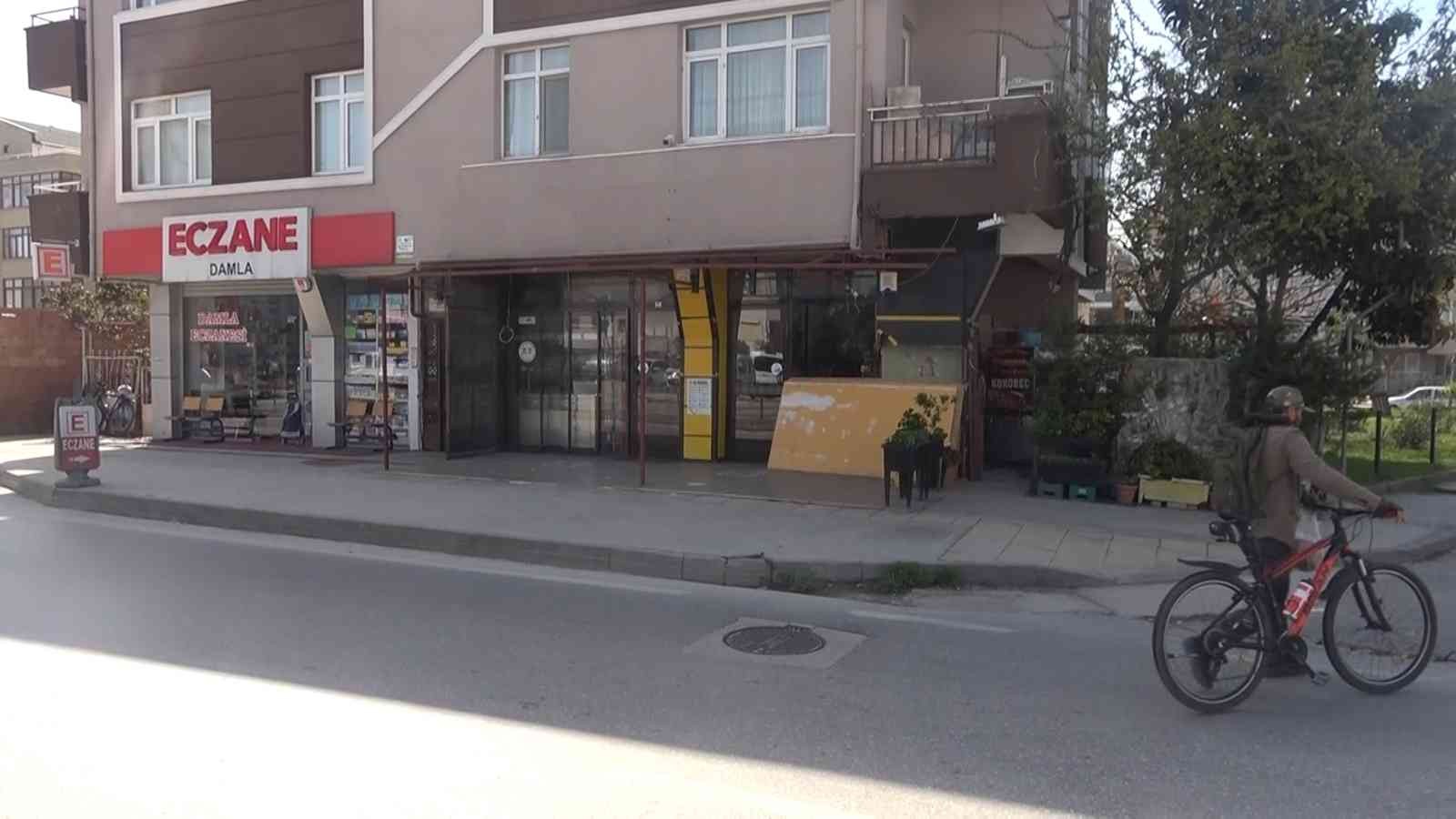 Kameraya el sallayan pişkin hırsızın sonu hapis oldu Yalova’da bir kokoreççi dükkanının elektronik hava temizleme filtresini çaldıktan sonra, güvenlik kamerasına el sallayan hırsızlık zanlısı ...