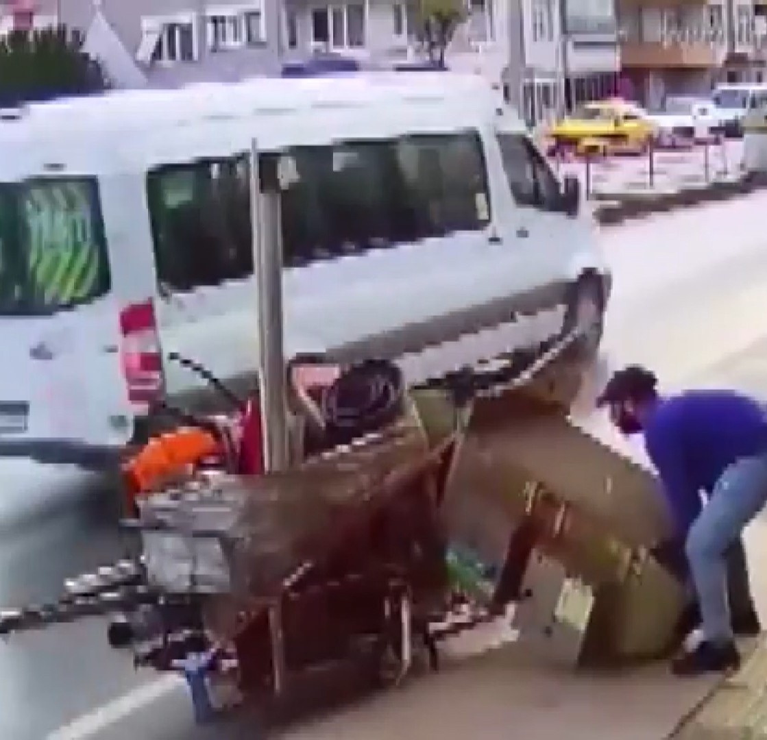 Kameraya el sallayan pişkin hırsızın sonu hapis oldu Yalova’da bir kokoreççi dükkanının elektronik hava temizleme filtresini çaldıktan sonra, güvenlik kamerasına el sallayan hırsızlık zanlısı ...