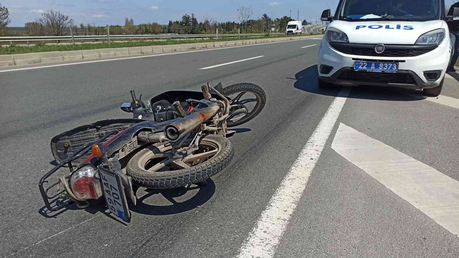 Edirne’nin Keşan ilçesinde kamyonet ile motosiklet şehirler arası yolda çapıştı. Kaza sırasında motosikletinden düşen sürücü yaralanarak ...