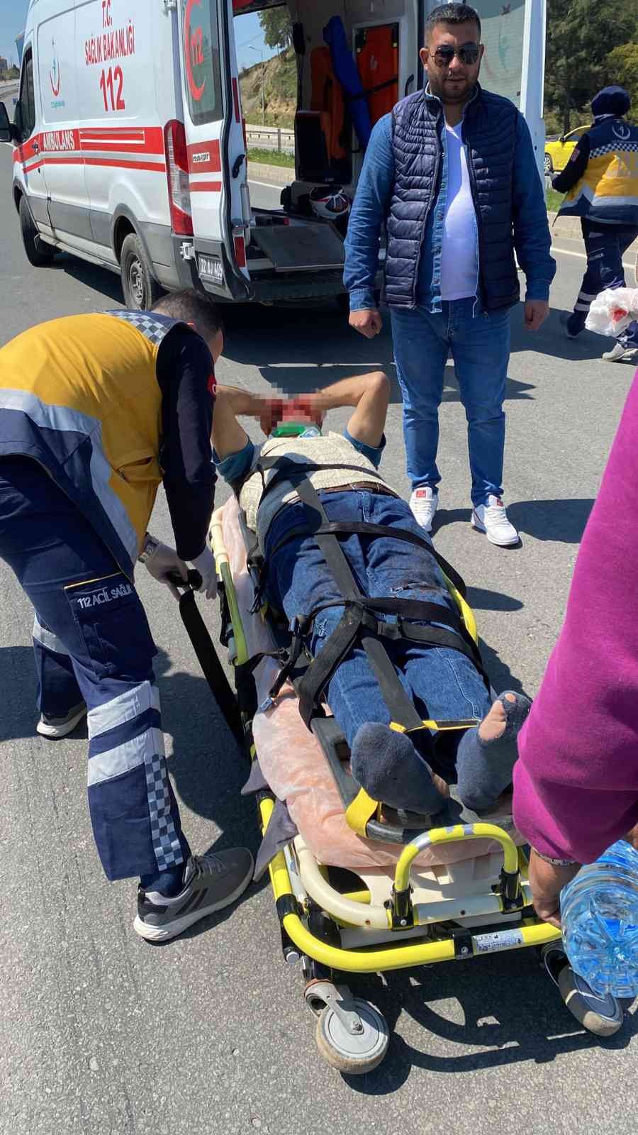 Edirne’nin Keşan ilçesinde kamyonet ile motosiklet şehirler arası yolda çapıştı. Kaza sırasında motosikletinden düşen sürücü yaralanarak ...