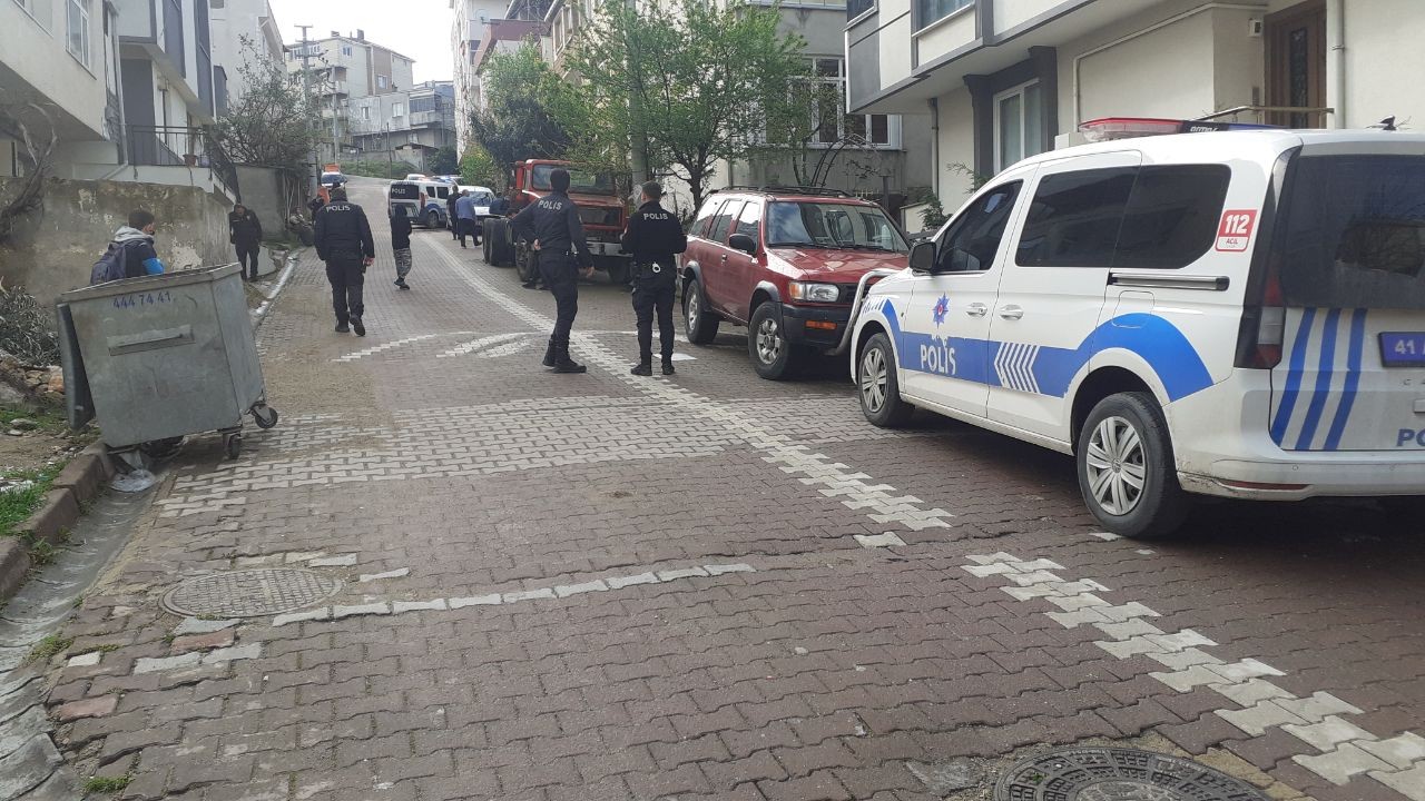 Kapısında bekleyip evinden çıkarken kurşun yağdırdılar Kocaeli’nin Darıca ilçesinde bir kişi, evinden çıktığı sırada silahlı saldırıya uğradı. Bacaklarına 2 kurşun isabet eden vatandaş yaralanırken ...