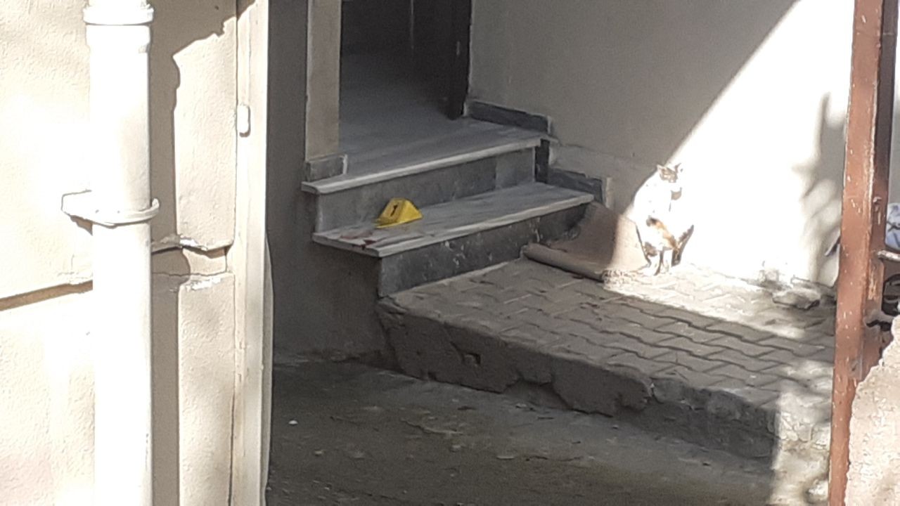 Kapısında bekleyip evinden çıkarken kurşun yağdırdılar Kocaeli’nin Darıca ilçesinde bir kişi, evinden çıktığı sırada silahlı saldırıya uğradı. Bacaklarına 2 kurşun isabet eden vatandaş yaralanırken ...