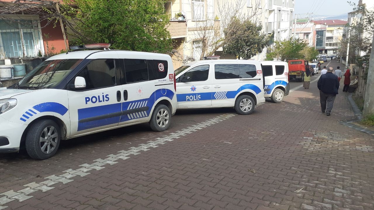 Kapısında bekleyip evinden çıkarken kurşun yağdırdılar Kocaeli’nin Darıca ilçesinde bir kişi, evinden çıktığı sırada silahlı saldırıya uğradı. Bacaklarına 2 kurşun isabet eden vatandaş yaralanırken ...