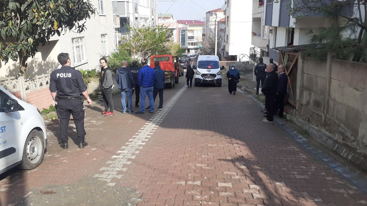 Kapısında bekleyip evinden çıkarken kurşun yağdırdılar Kocaeli’nin Darıca ilçesinde bir kişi, evinden çıktığı sırada silahlı saldırıya uğradı. Bacaklarına 2 kurşun isabet eden vatandaş yaralanırken ...