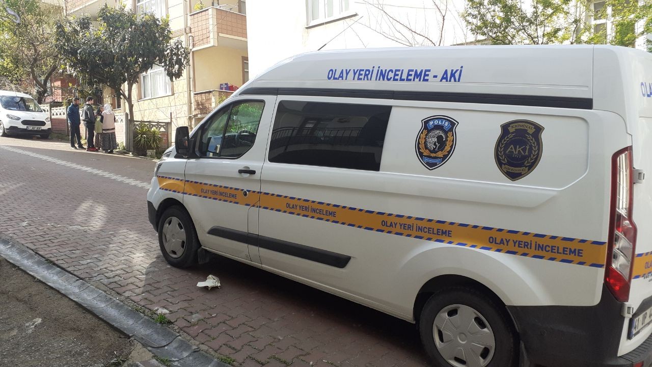 Kapısında bekleyip evinden çıkarken kurşun yağdırdılar Kocaeli’nin Darıca ilçesinde bir kişi, evinden çıktığı sırada silahlı saldırıya uğradı. Bacaklarına 2 kurşun isabet eden vatandaş yaralanırken ...