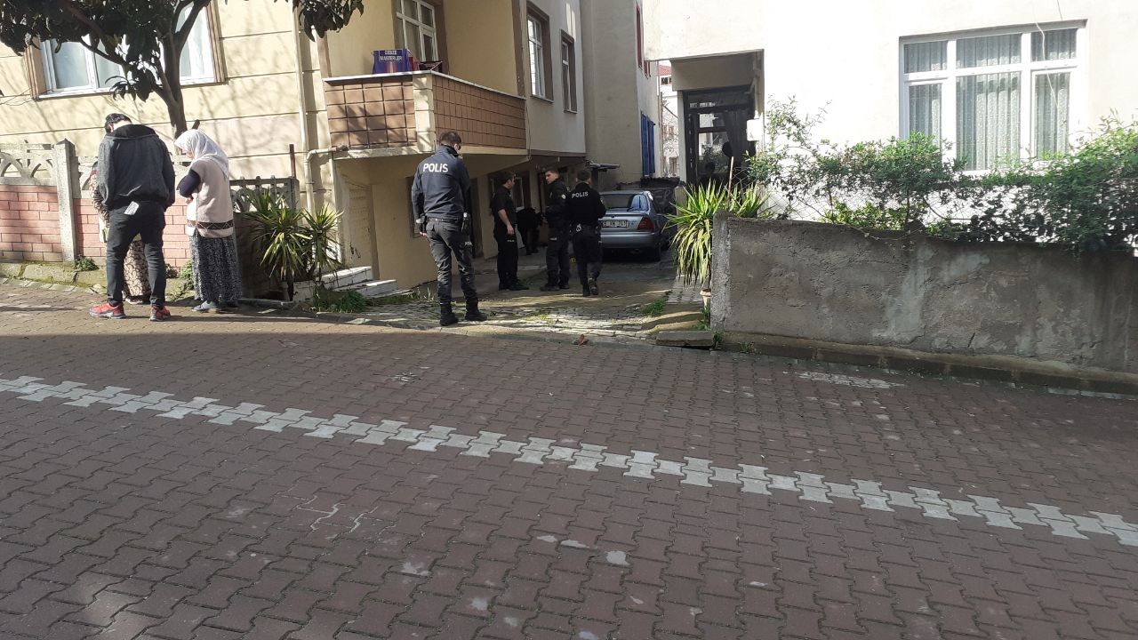 Kapısında bekleyip evinden çıkarken kurşun yağdırdılar Kocaeli’nin Darıca ilçesinde bir kişi, evinden çıktığı sırada silahlı saldırıya uğradı. Bacaklarına 2 kurşun isabet eden vatandaş yaralanırken ...