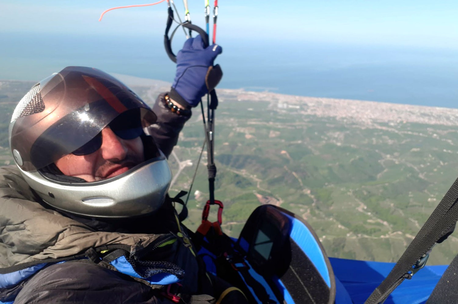 Karada başlayan uçuş, 83 kilometre sonra deniz kenarında son buldu Sakarya’da yamaç paraşütü sporuyla ilgilenen Hasan Ekinci, Pamukova ilçesinden havalanarak yaklaşık 3 saat süren 83 kilometrelik yolculuğun ...