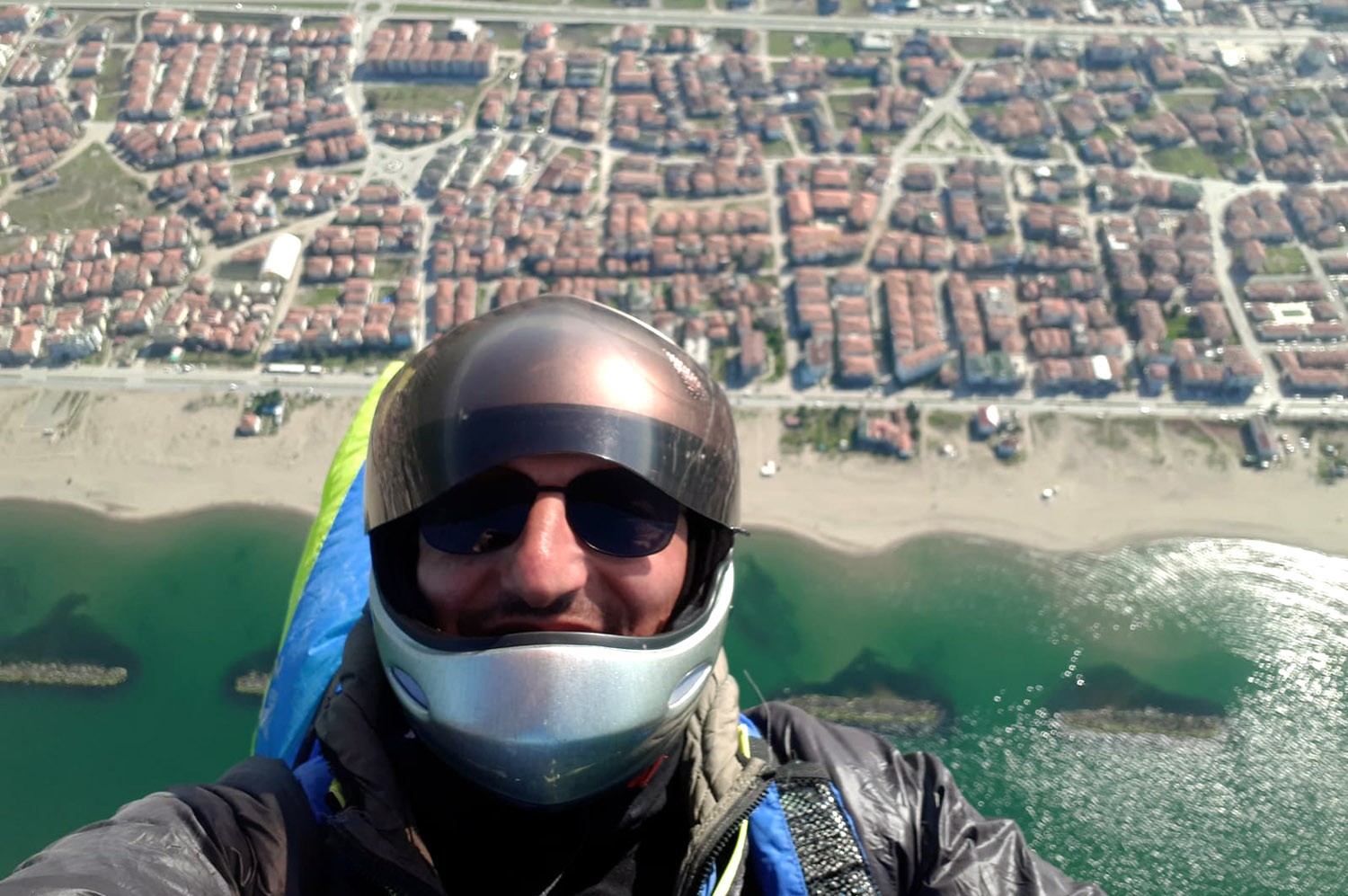 Karada başlayan uçuş, 83 kilometre sonra deniz kenarında son buldu Sakarya’da yamaç paraşütü sporuyla ilgilenen Hasan Ekinci, Pamukova ilçesinden havalanarak yaklaşık 3 saat süren 83 kilometrelik yolculuğun ...