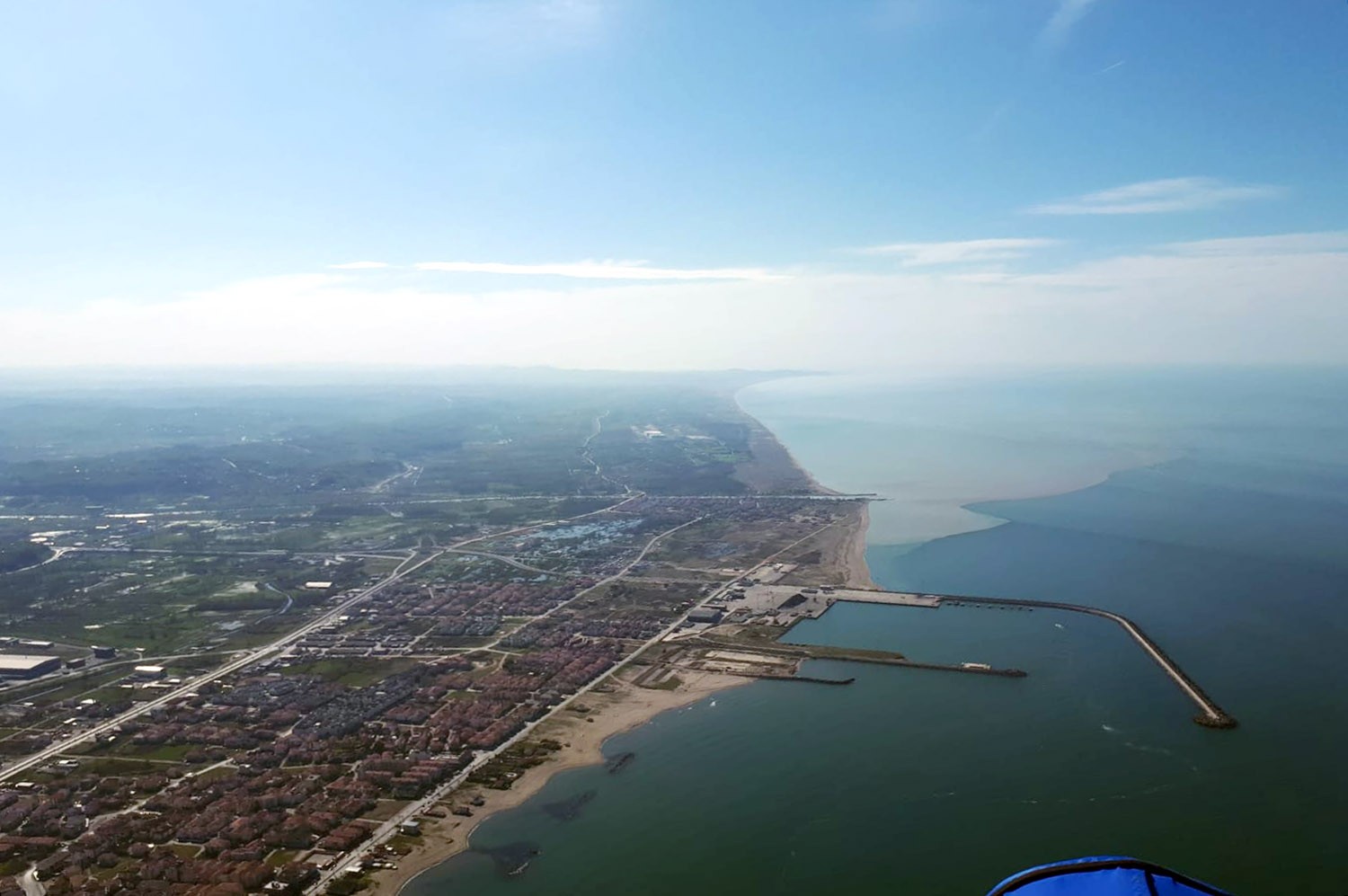 Karada başlayan uçuş, 83 kilometre sonra deniz kenarında son buldu Sakarya’da yamaç paraşütü sporuyla ilgilenen Hasan Ekinci, Pamukova ilçesinden havalanarak yaklaşık 3 saat süren 83 kilometrelik yolculuğun ...