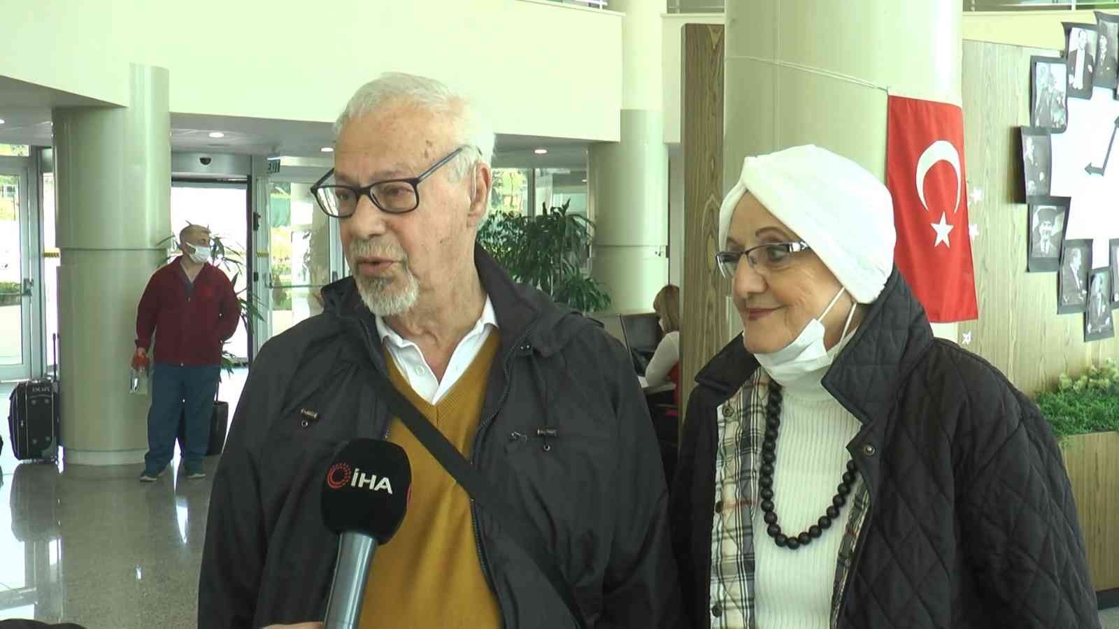 Kartal’da 2. baharlarına evet diyen çift, balayı için Nevşehir’e yolcu edildi Kartal Yaşlı Bakımevinde tanışıp evlenen 73 yaşındaki Aynur Koraltürk ve 80 yaşındaki Halit Berküm çifti, evlendikten yaklaşık 2 ay sonra balayı ...