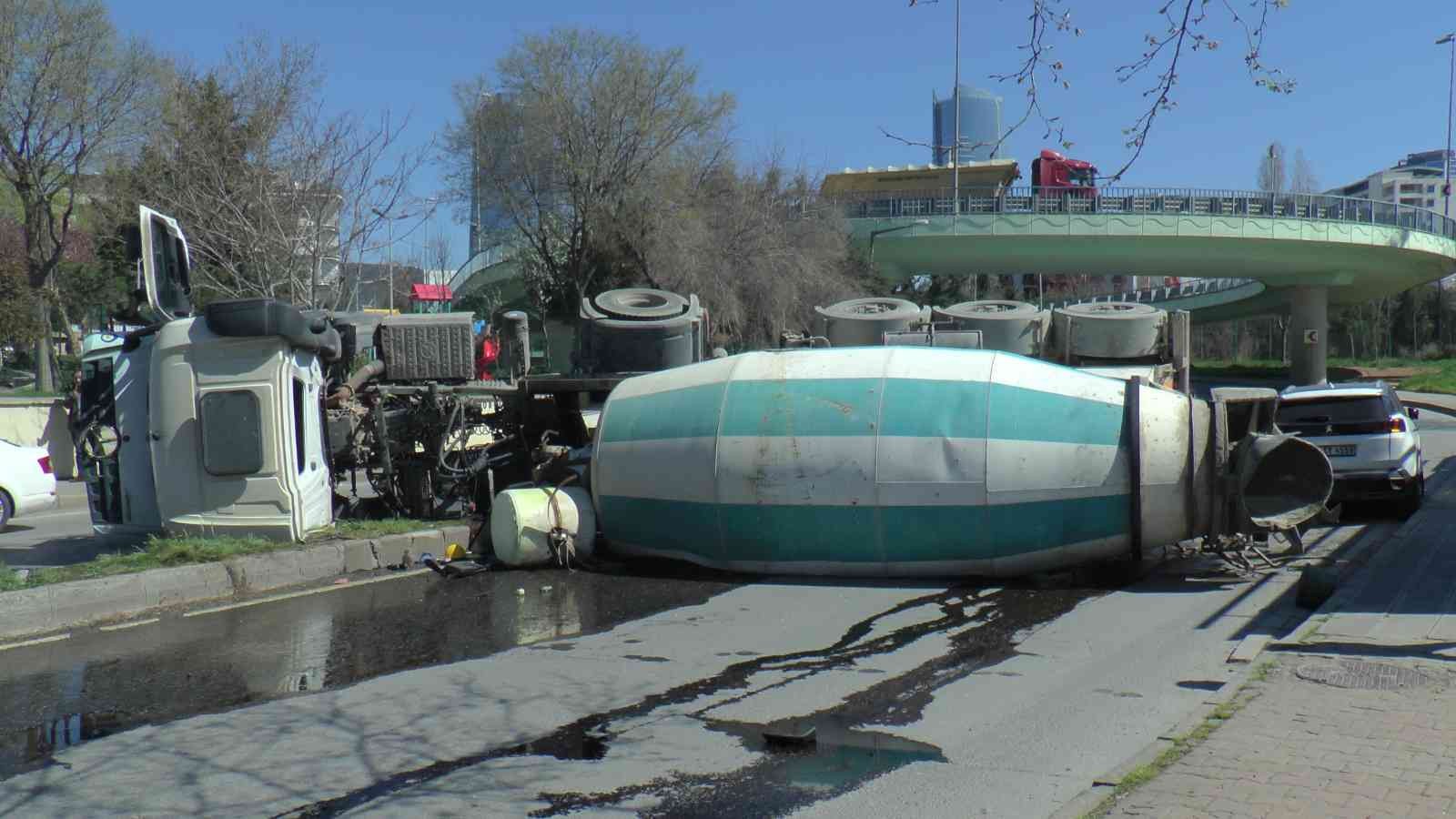 Kartal’da virajı alamayan beton mikseri yola devrildi Kartal’da, seyir halinde olan beton yüklü mikser, virajı döndüğü sırada kontrolden çıkarak refüje çarpıp devrildi. Devrilip sürüklenen beton ...