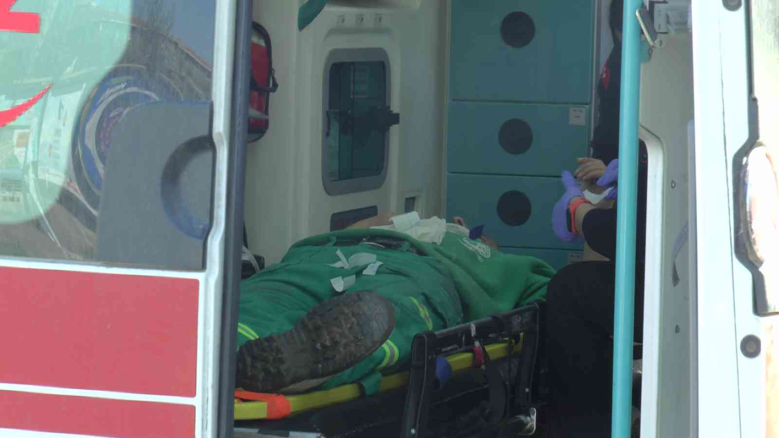 Kartal’da virajı alamayan beton mikseri yola devrildi Kartal’da, seyir halinde olan beton yüklü mikser, virajı döndüğü sırada kontrolden çıkarak refüje çarpıp devrildi. Devrilip sürüklenen beton ...