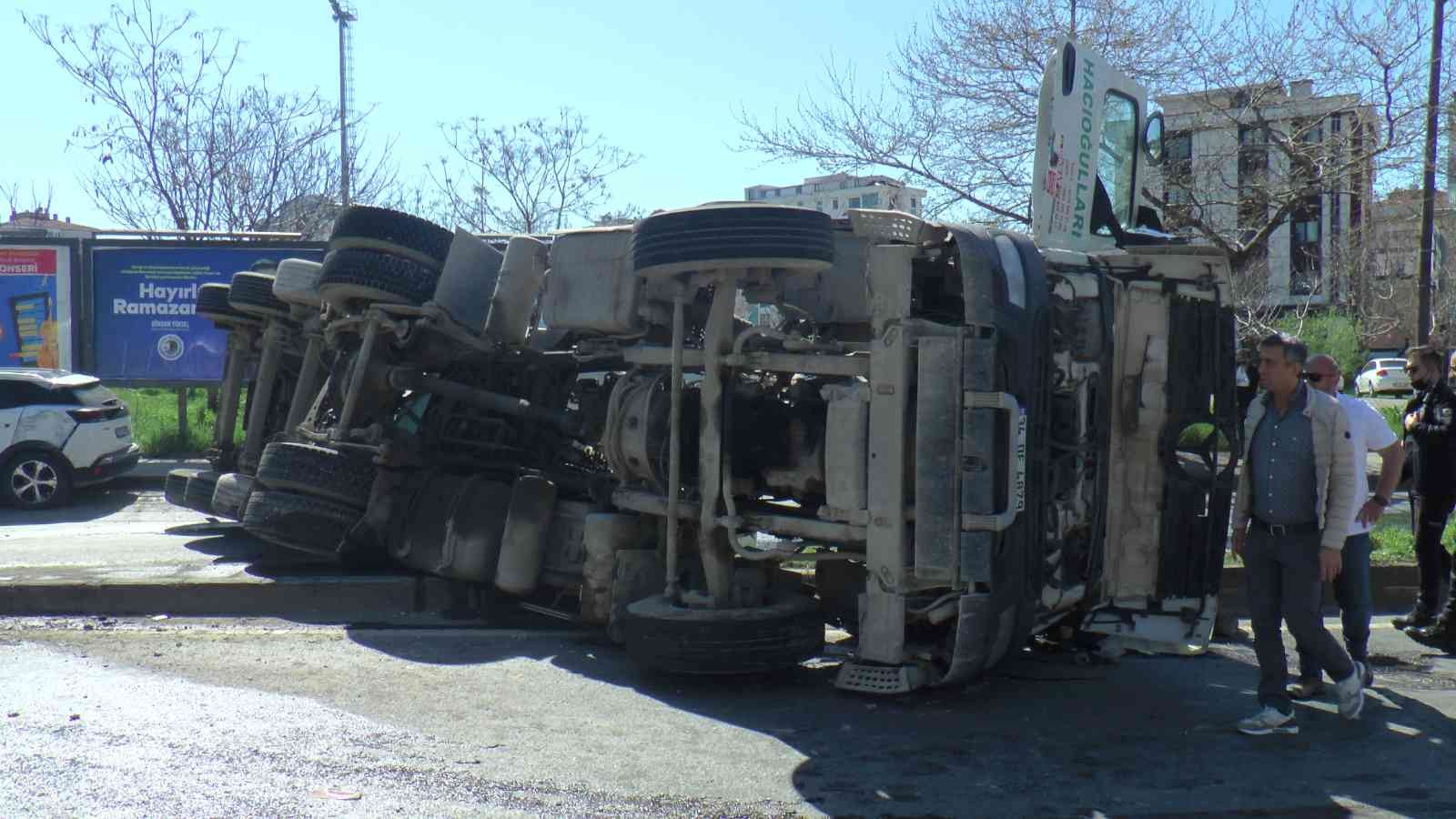 Kartal’da virajı alamayan beton mikseri yola devrildi Kartal’da, seyir halinde olan beton yüklü mikser, virajı döndüğü sırada kontrolden çıkarak refüje çarpıp devrildi. Devrilip sürüklenen beton ...
