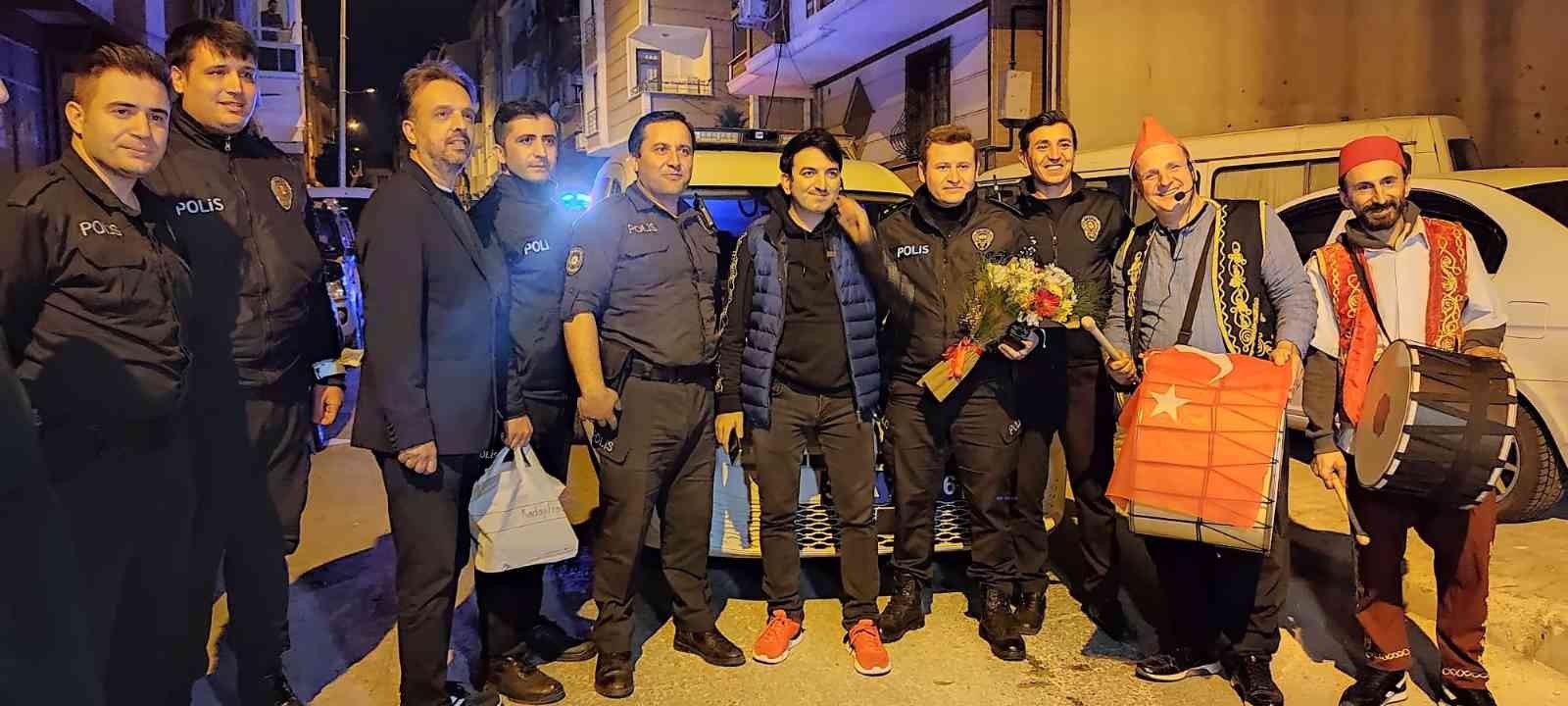 Kavga ihbarına gelen polislere sürpriz Bağcılar Belediyesi, Türk Polis Teşkilatı’nın 177. Kuruluş Yıldönümünde polislere sürpriz yaptı. Güneşli Mahallesinde bir olayın olduğunu ihbar ...