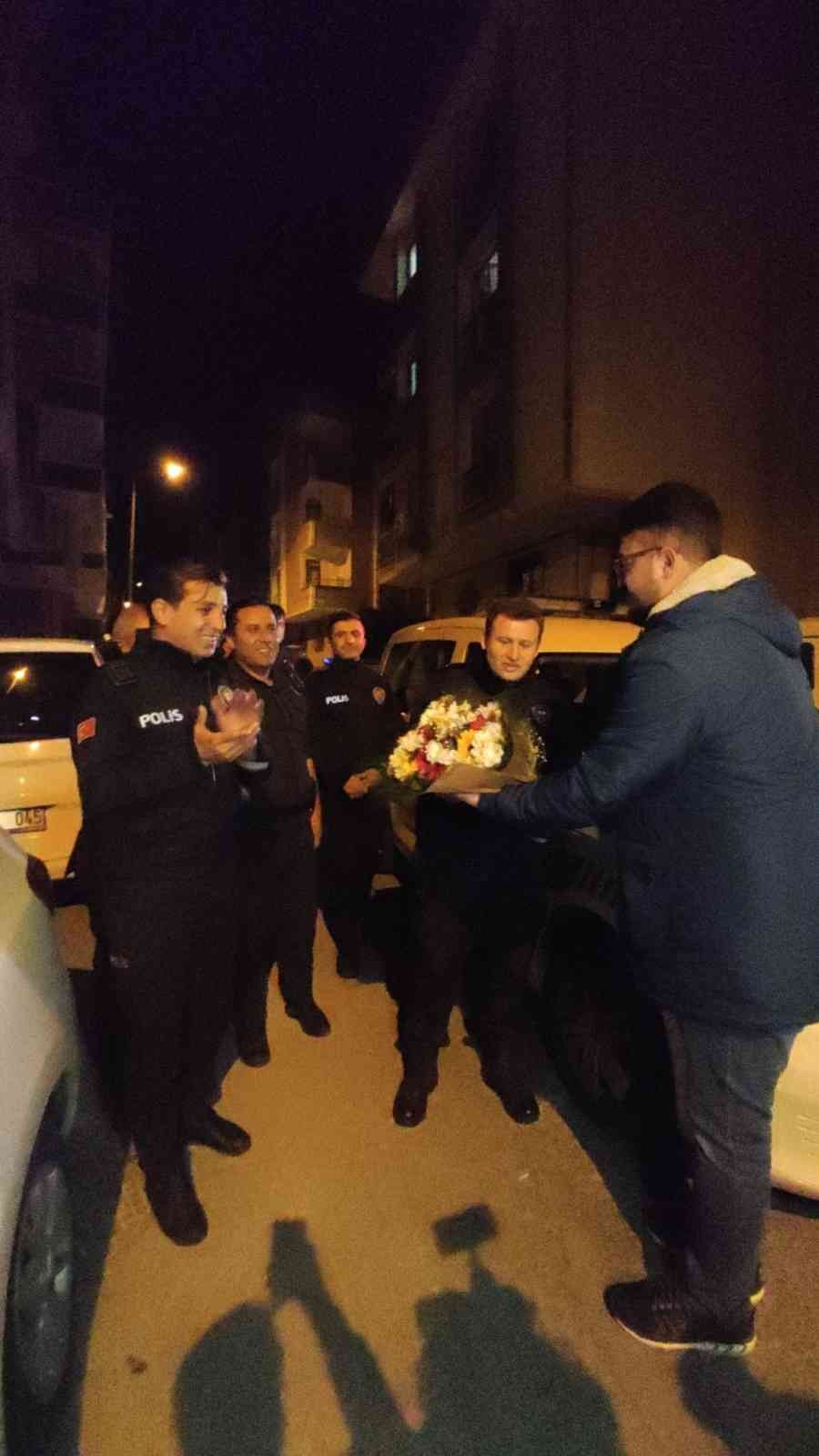 Kavga ihbarına gelen polislere sürpriz Bağcılar Belediyesi, Türk Polis Teşkilatı’nın 177. Kuruluş Yıldönümünde polislere sürpriz yaptı. Güneşli Mahallesinde bir olayın olduğunu ihbar ...