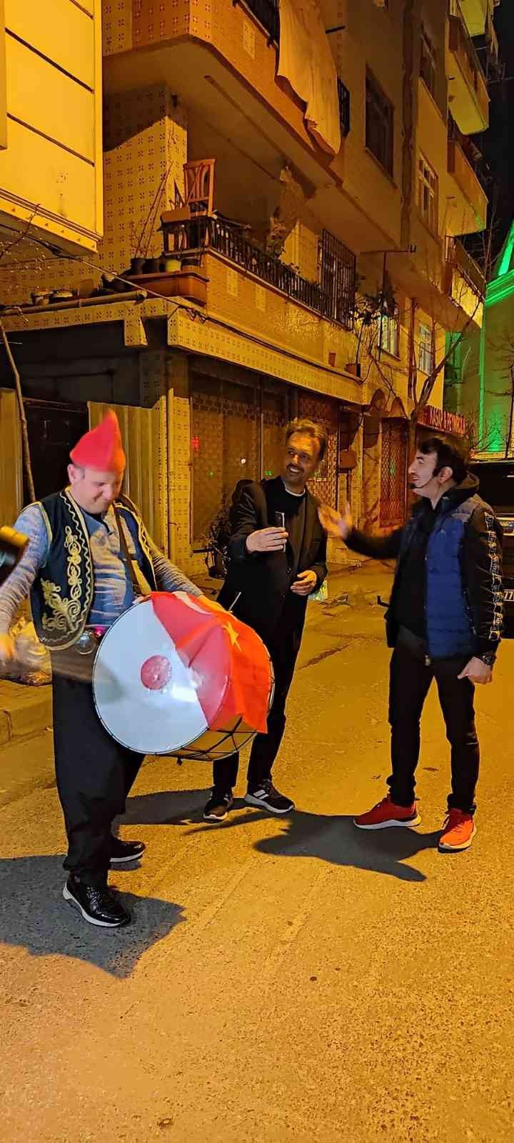 Kavga ihbarına gelen polislere sürpriz Bağcılar Belediyesi, Türk Polis Teşkilatı’nın 177. Kuruluş Yıldönümünde polislere sürpriz yaptı. Güneşli Mahallesinde bir olayın olduğunu ihbar ...