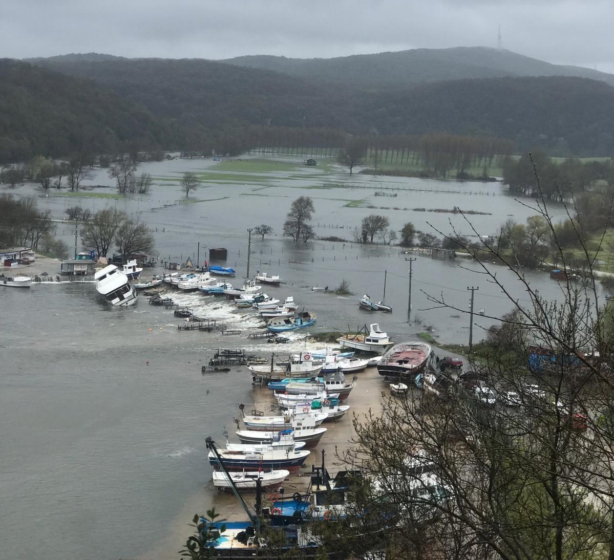 Kırklareli Valiliğinden taşan baraj açıklaması Kırklareli’den İstanbul’a su taşıyan barajlarda meydana gelen taşma sonucu yaşanan felakete ilişkin Valilik açıklama yaptı. Açıklamada “Yapılan ...