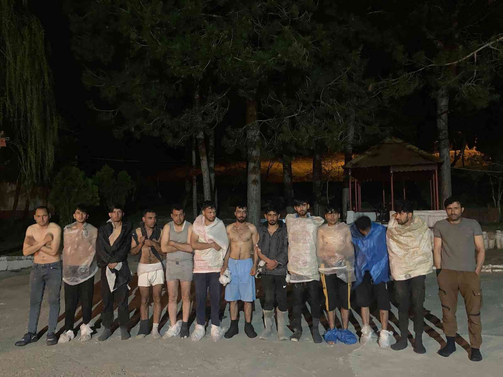 Kırklareli’de 187 kaçak göçmen yakalandı Bulgaristan’dan Kırklareli’ye itilen, bazıları yarı çıplak olan, toplam 187 kaçak göçmen yakalandı. Kırklareli İl Jandarma Komutanlığınca ...