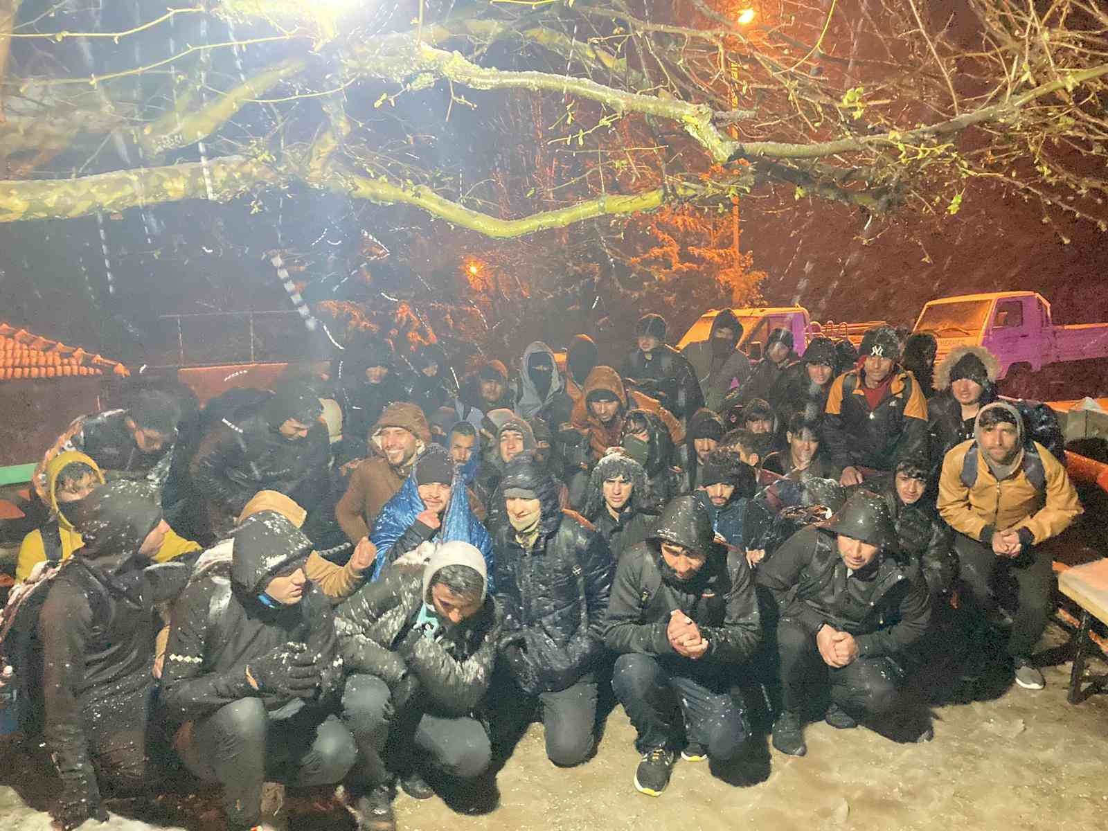 Kırklareli’de 187 kaçak göçmen yakalandı Bulgaristan’dan Kırklareli’ye itilen, bazıları yarı çıplak olan, toplam 187 kaçak göçmen yakalandı. Kırklareli İl Jandarma Komutanlığınca ...