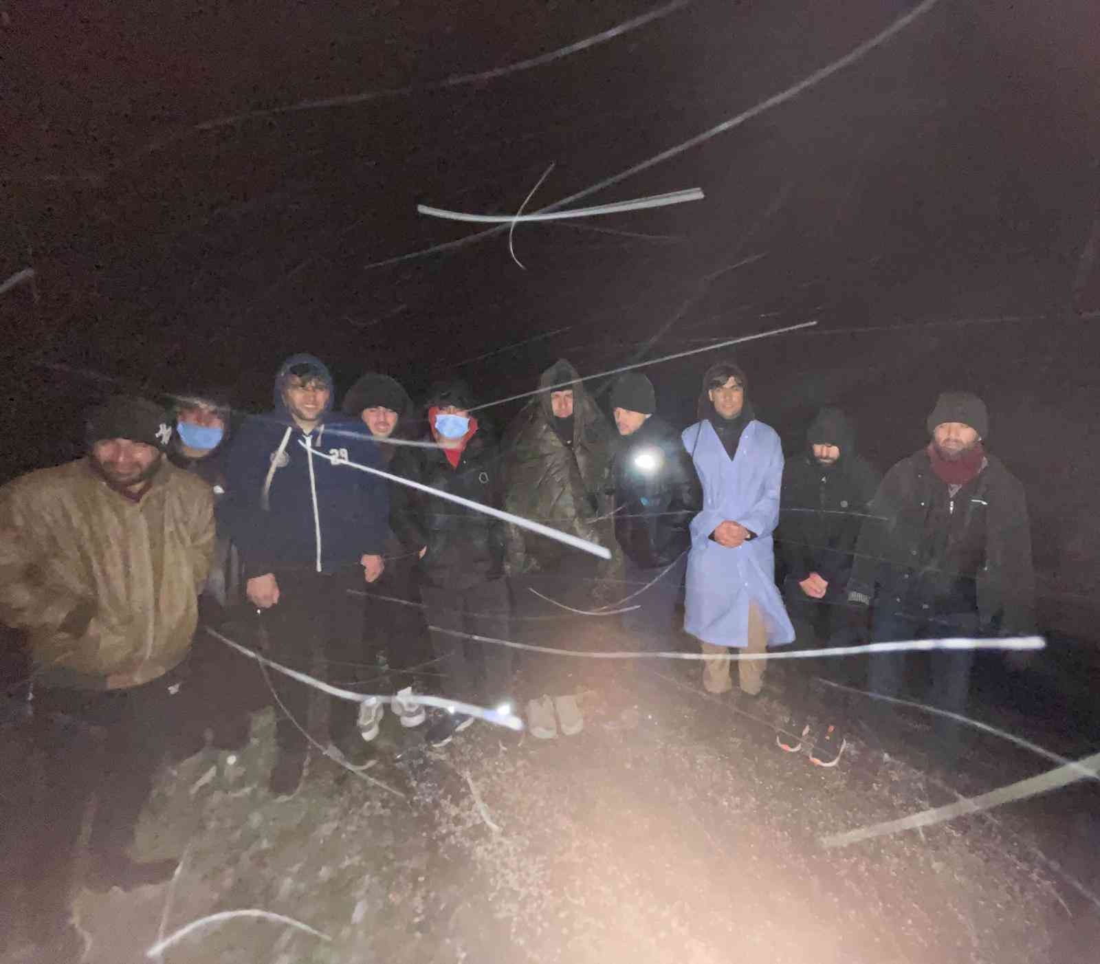 Kırklareli’de 187 kaçak göçmen yakalandı Bulgaristan’dan Kırklareli’ye itilen, bazıları yarı çıplak olan, toplam 187 kaçak göçmen yakalandı. Kırklareli İl Jandarma Komutanlığınca ...