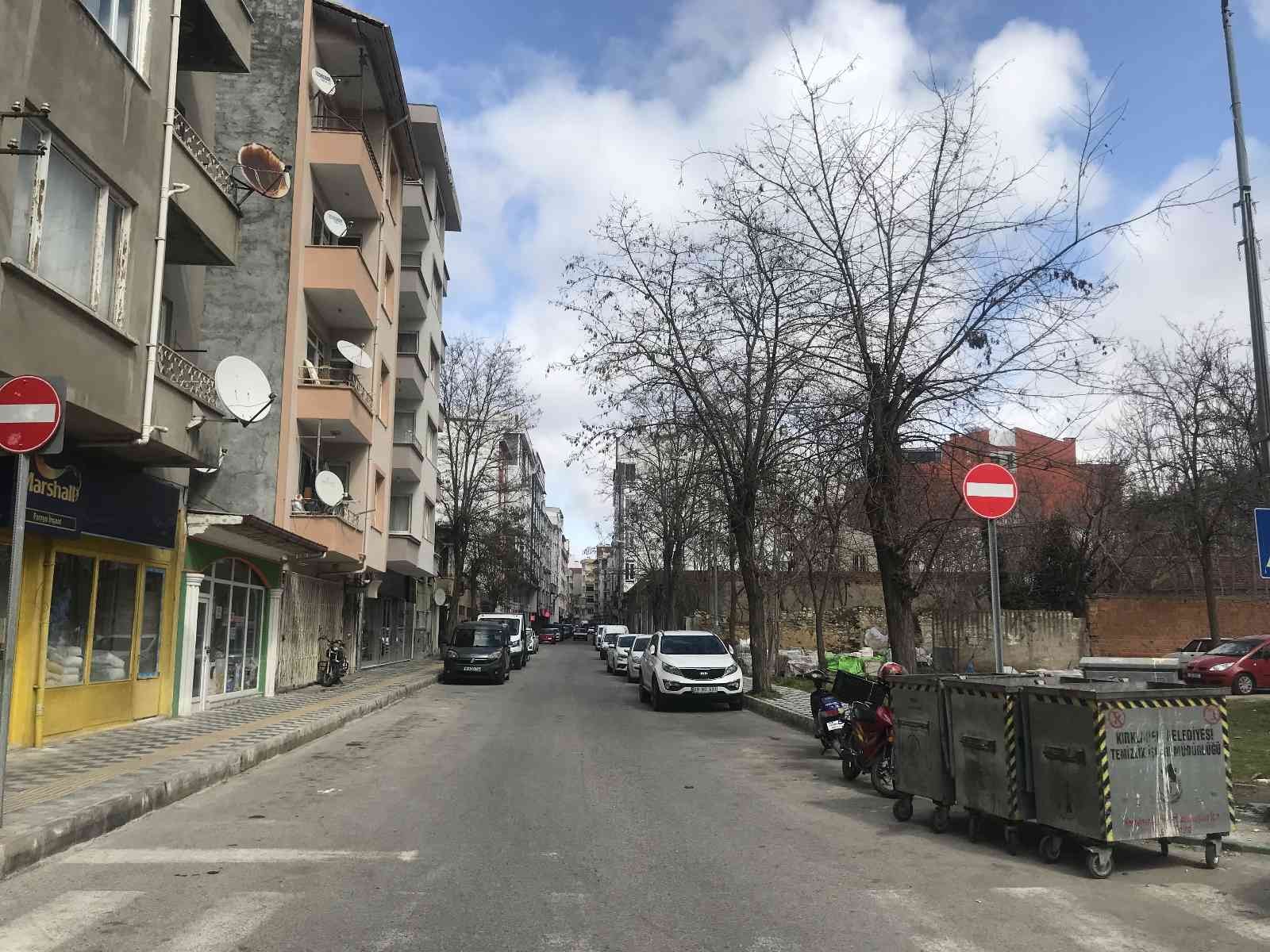 Kırklareli’nde budanmayan ağaçlar esnaf ve vatandaşları üzüyor Kırklareli şehir merkezinde bazı cadde ve sokaklardaki ağaçların iki yıldır budanmadığını belirten esnaf ve vatandaşlar, belediye yetkililerinin ...
