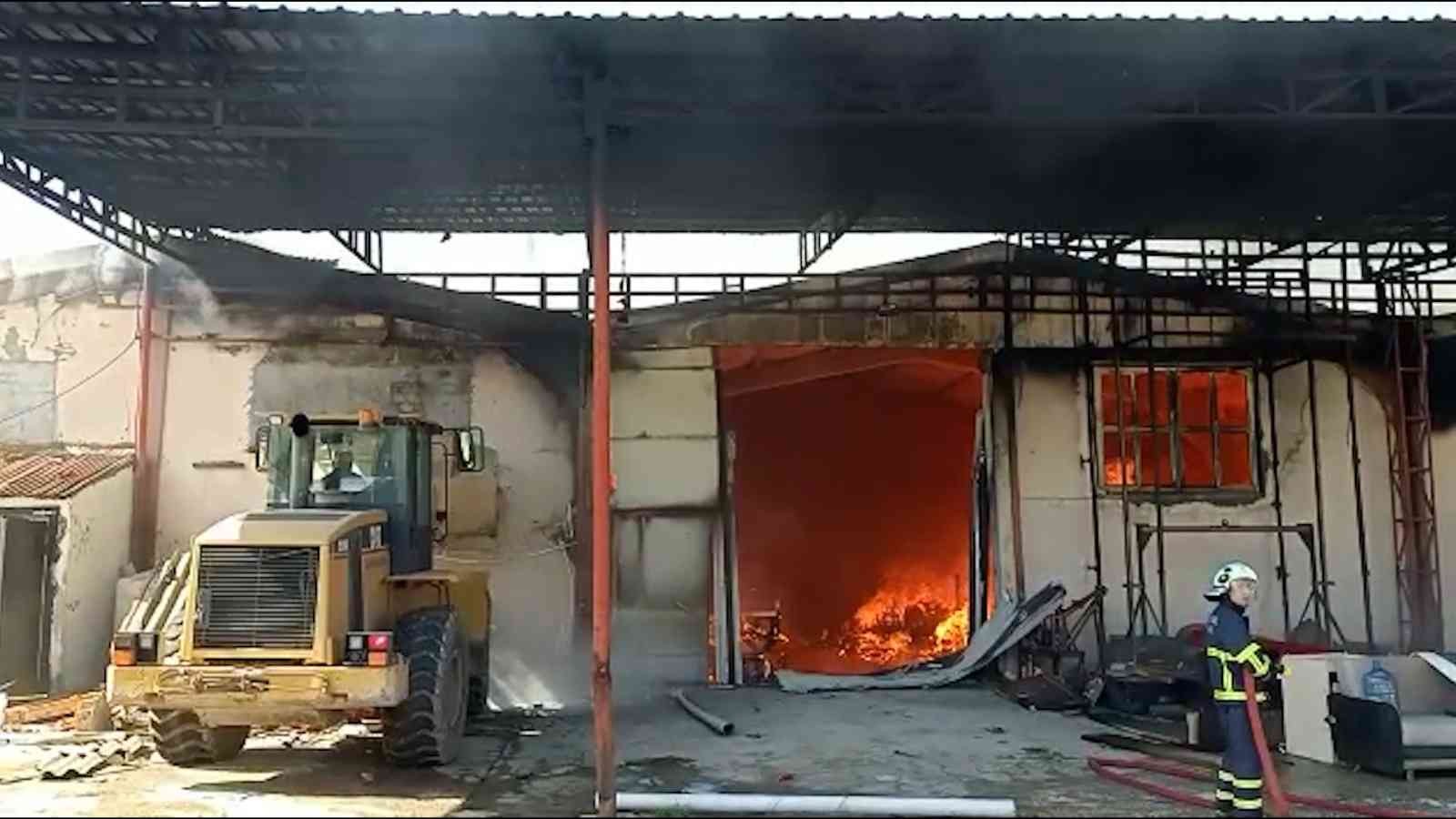 Kırklareli’nde mobilya fabrikasında yangın Kırklareli’nde bir mobilya fabrikasında yangın çıktı. Yangın sırasında dumanlar gökyüzünü kapladı. Lüleburgaz ilçesinde bulunan bir mobilya ...