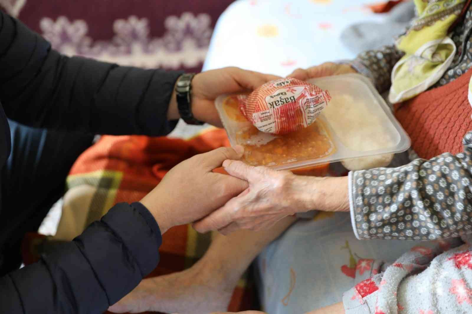 Kırklareli’nde Ramazan ayı boyunca 155 vatandaşa yemek yardımı Kırklareli’nde ihtiyaç sahibi vatandaşlar ile 65 yaş üzeri evinde yemek yapamayacak durumdaki 155 vatandaşın yemek ihtiyacı karşılanıyor. Valilik ...