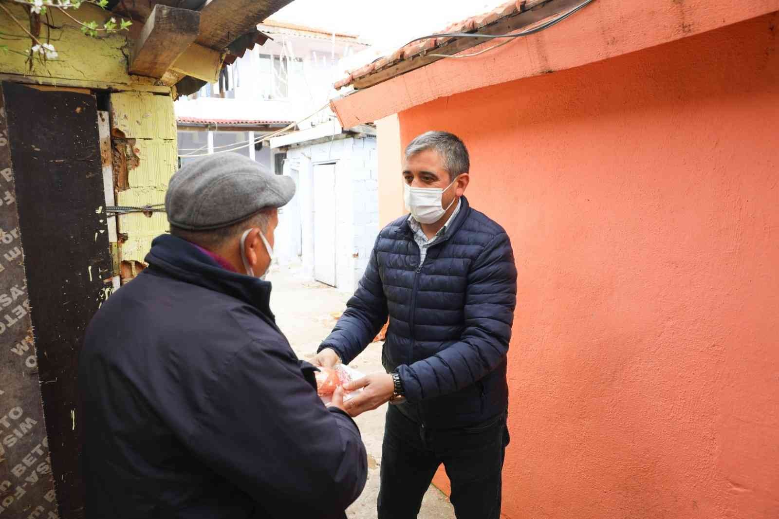 Kırklareli’nde Ramazan ayı boyunca 155 vatandaşa yemek yardımı Kırklareli’nde ihtiyaç sahibi vatandaşlar ile 65 yaş üzeri evinde yemek yapamayacak durumdaki 155 vatandaşın yemek ihtiyacı karşılanıyor. Valilik ...